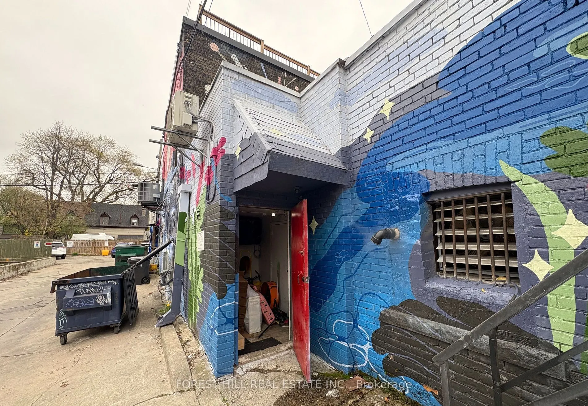 724 1/2 Queen Street E