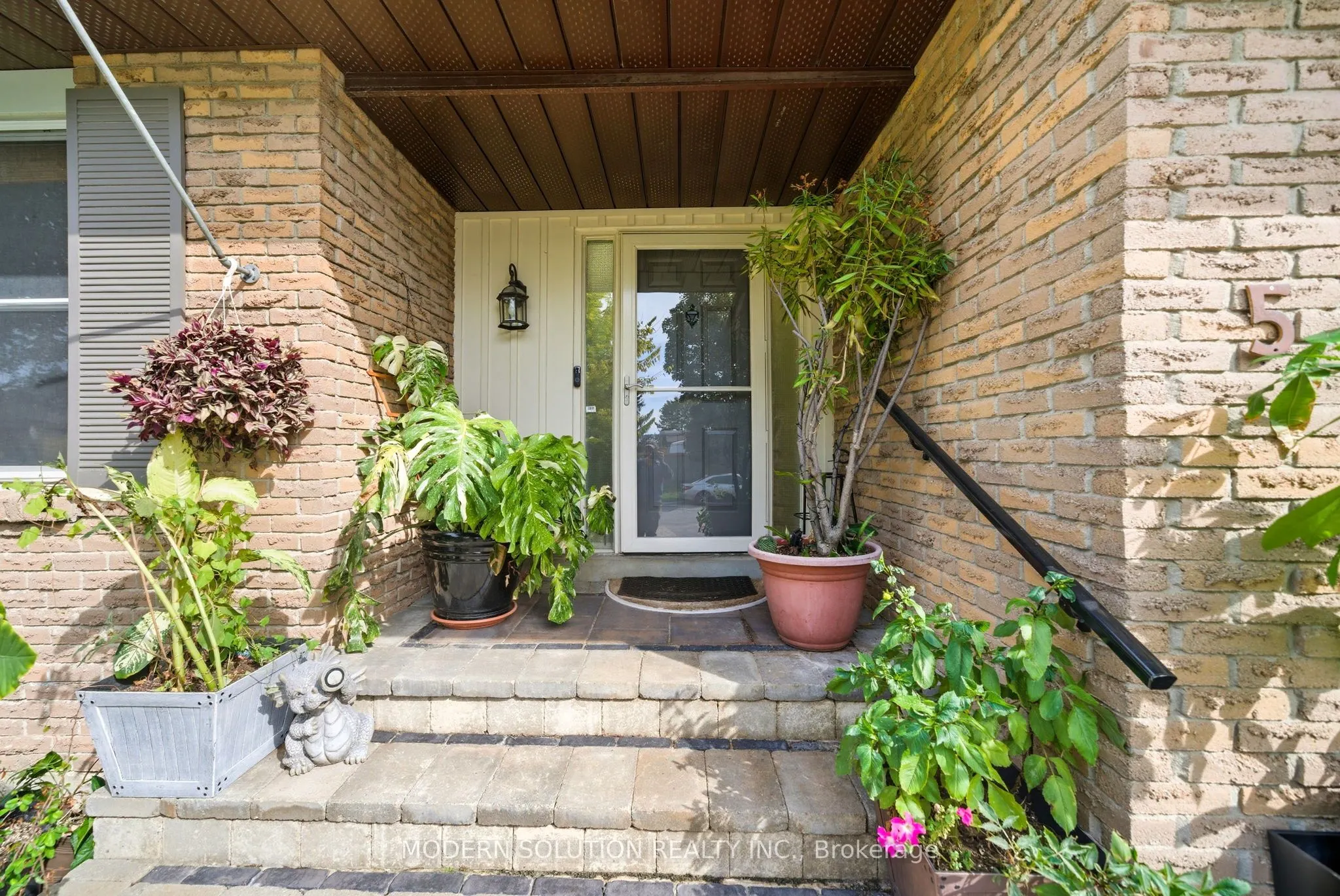 5 Woodlawn Court