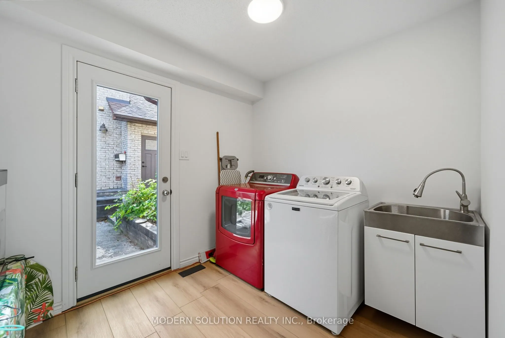 5 Woodlawn Court
