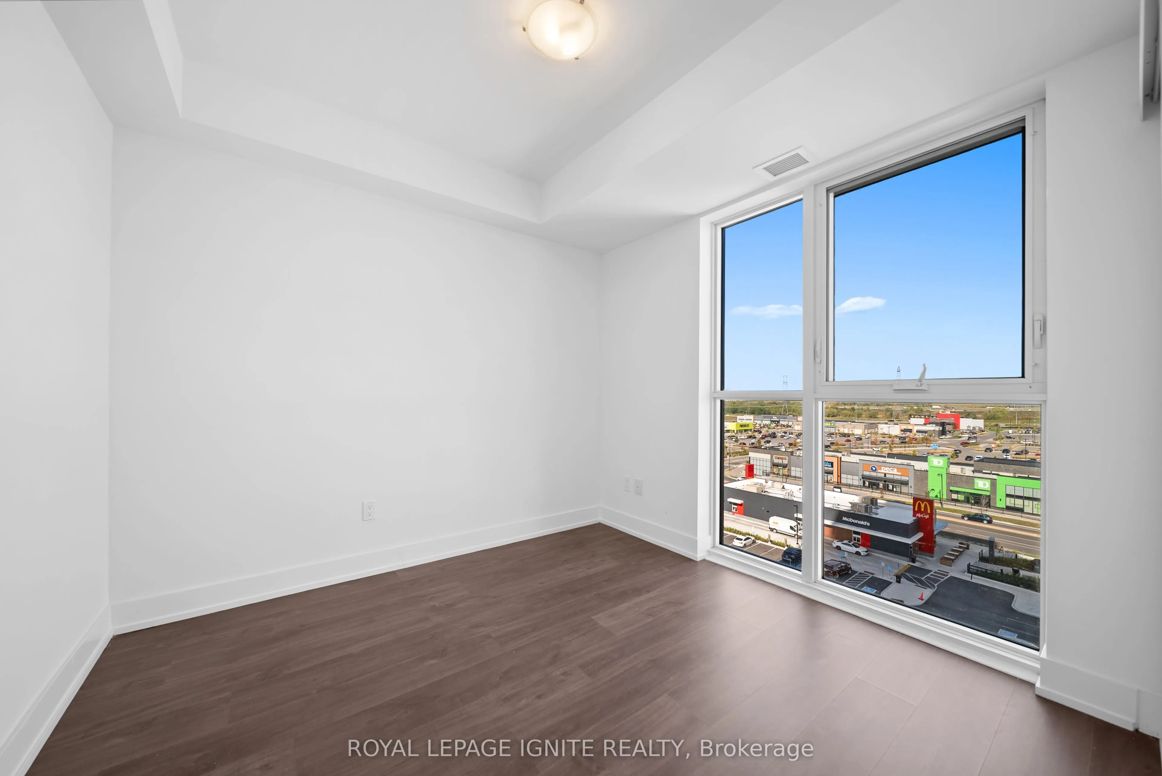 2550 Simcoe Street N, #906