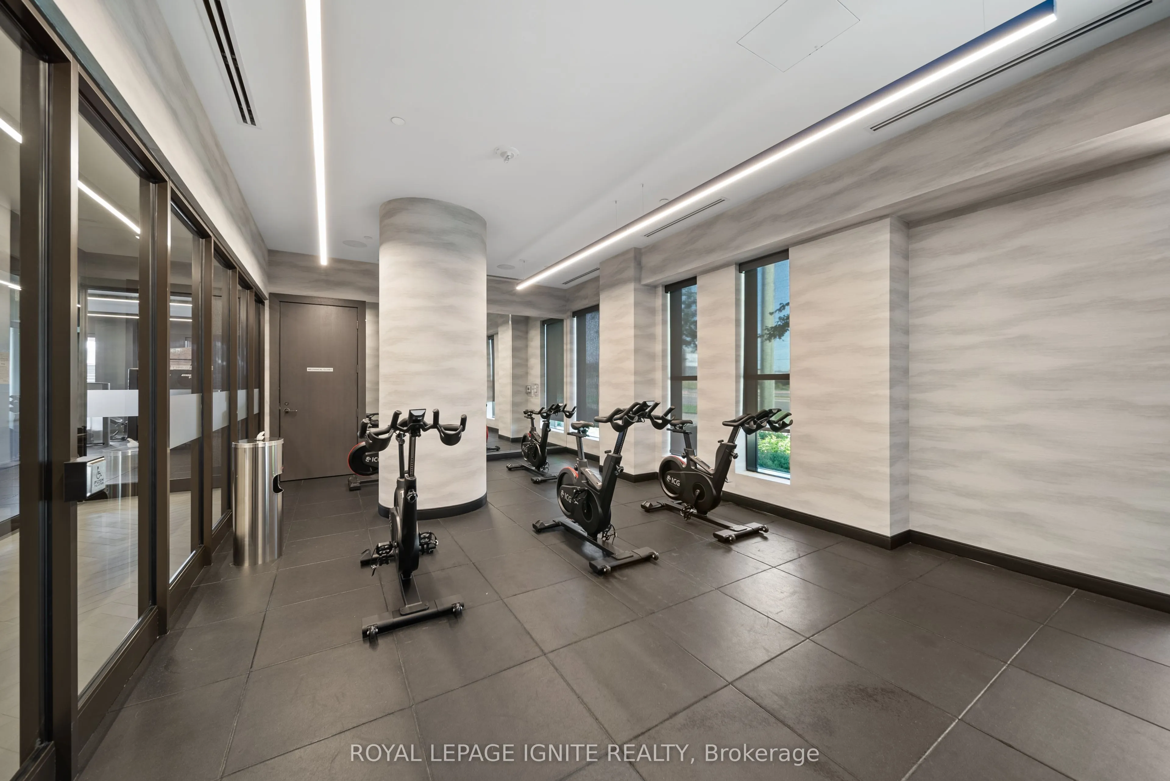 2550 Simcoe Street N, #906