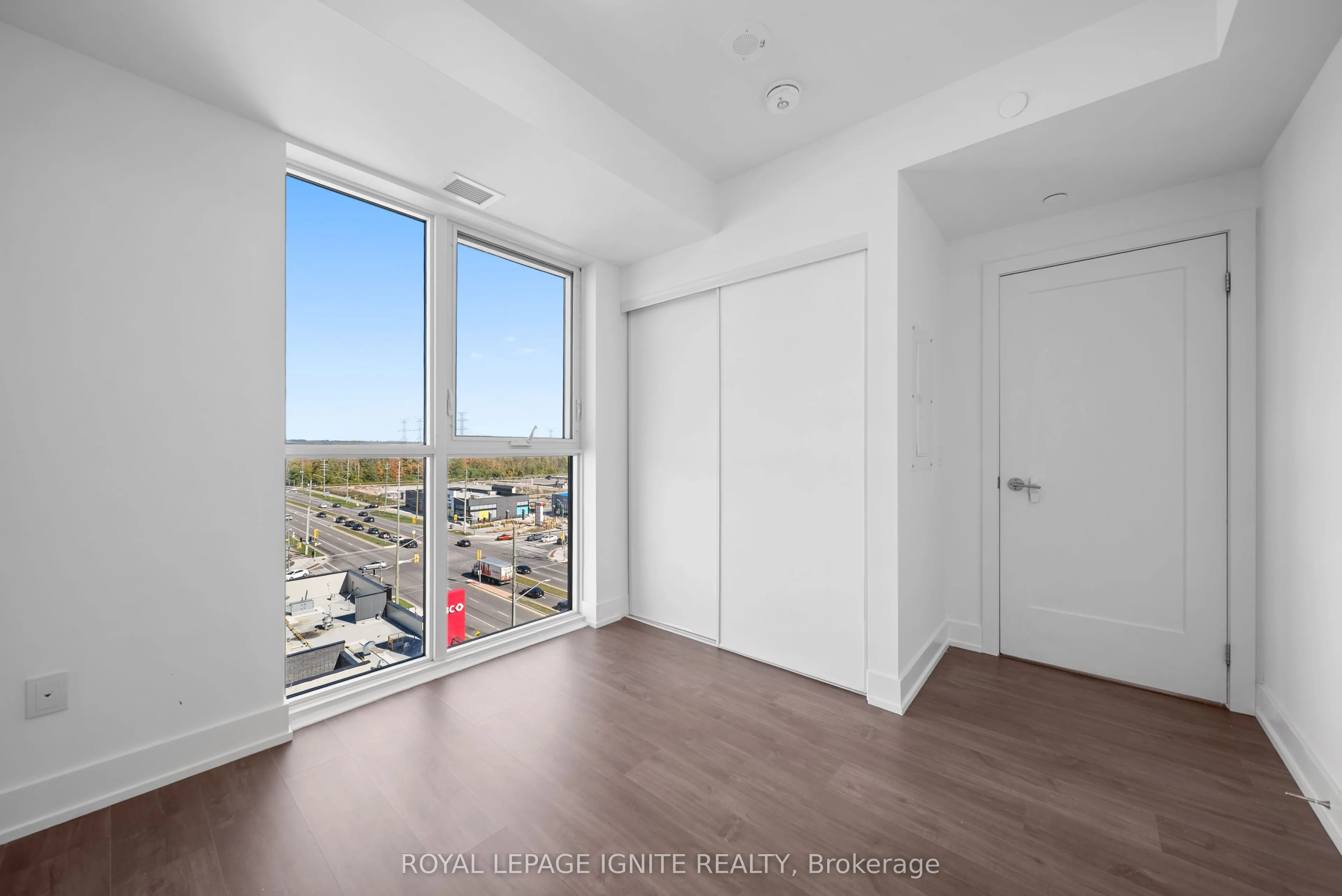 2550 Simcoe Street N, #906