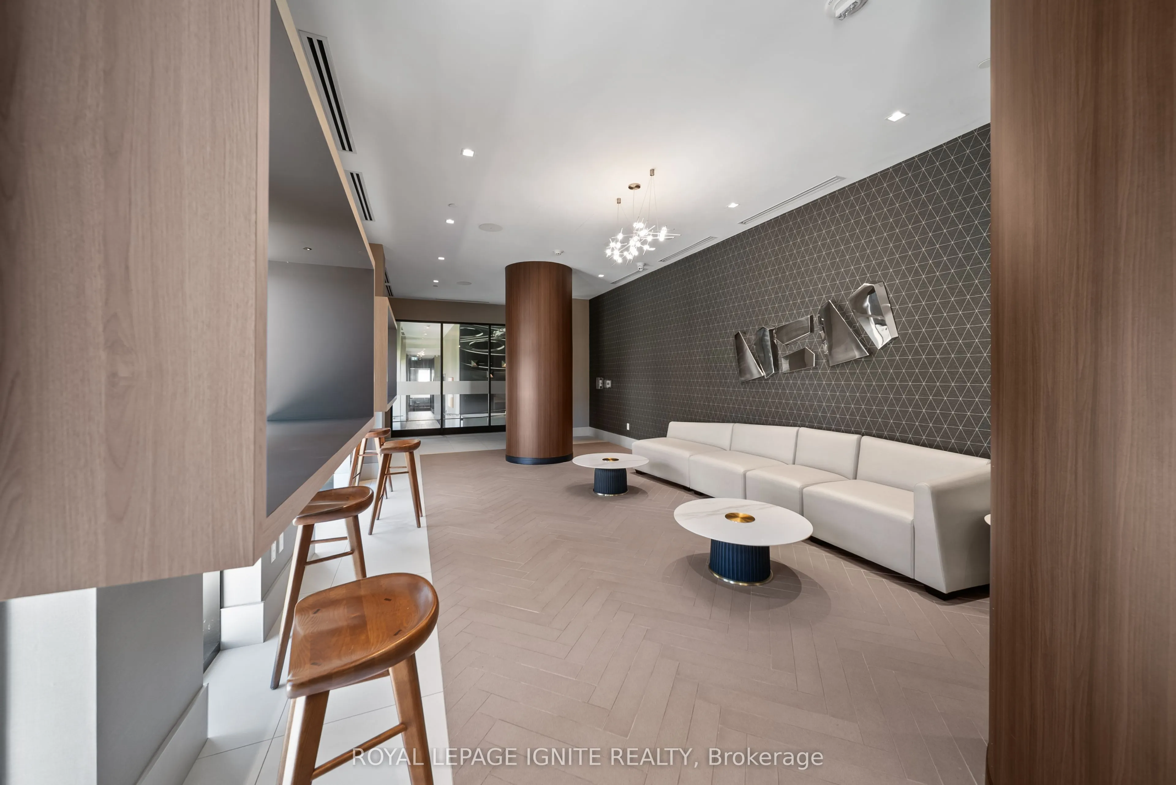 2550 Simcoe Street N, #906