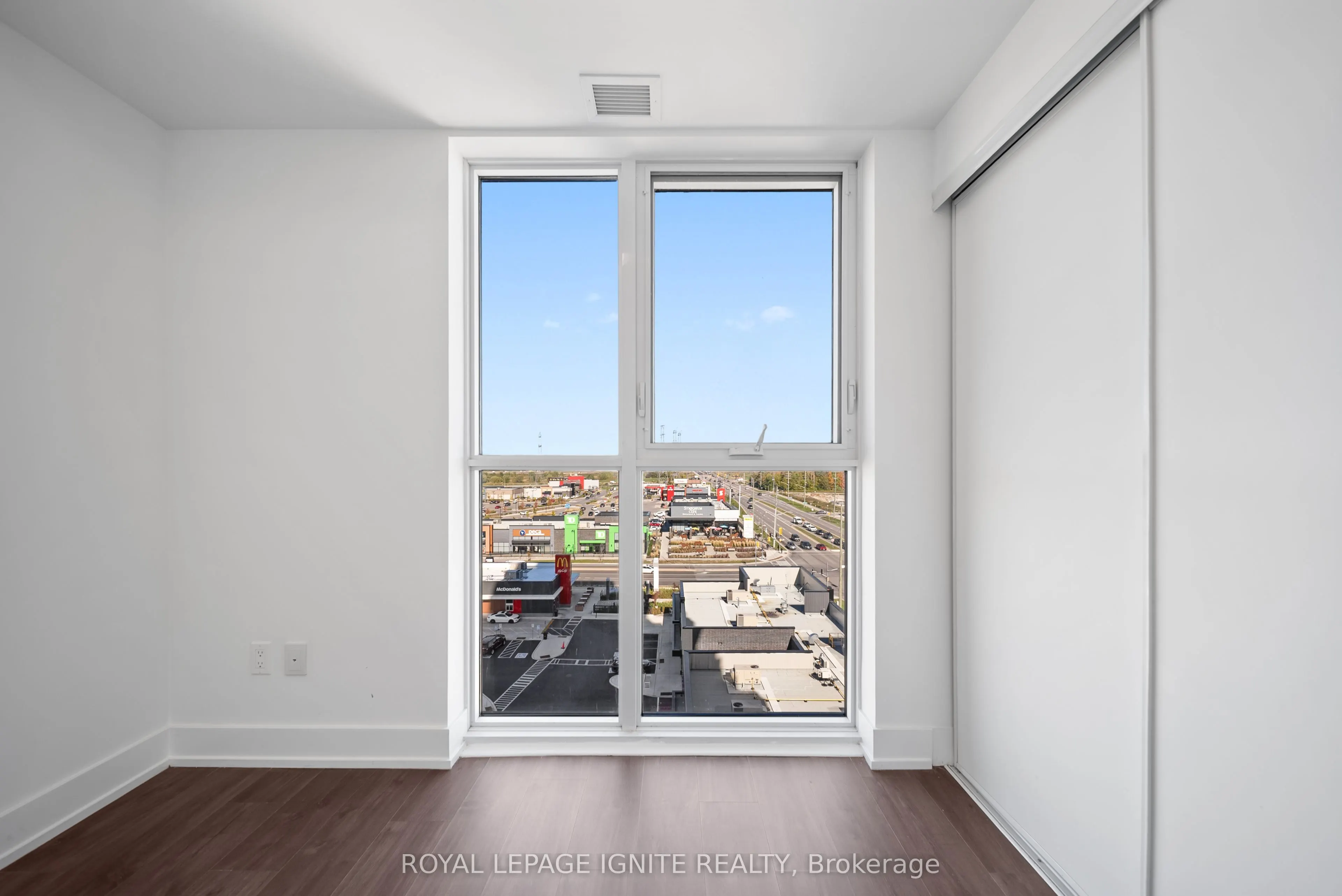 2550 Simcoe Street N, #906