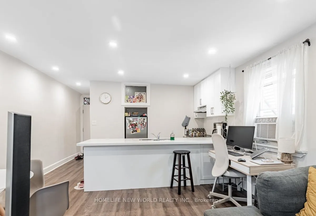 878 Kingston Road