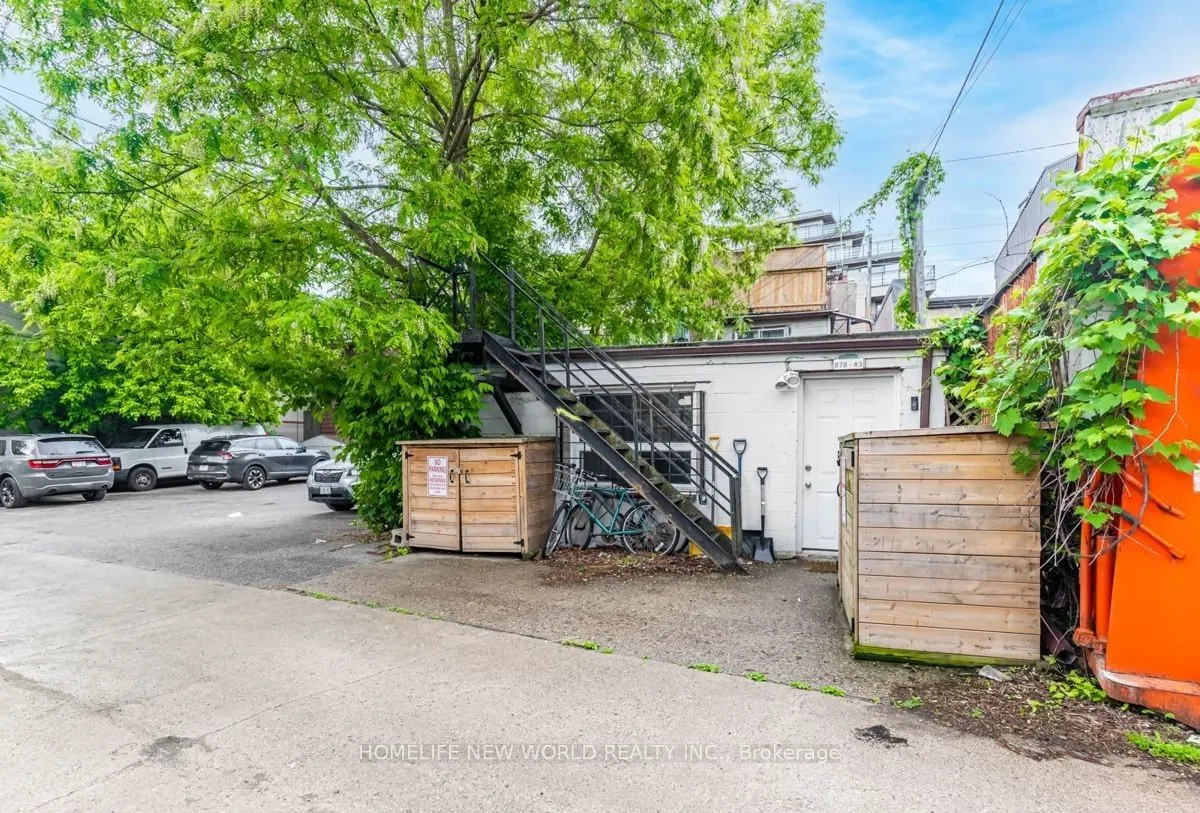 878 Kingston Road