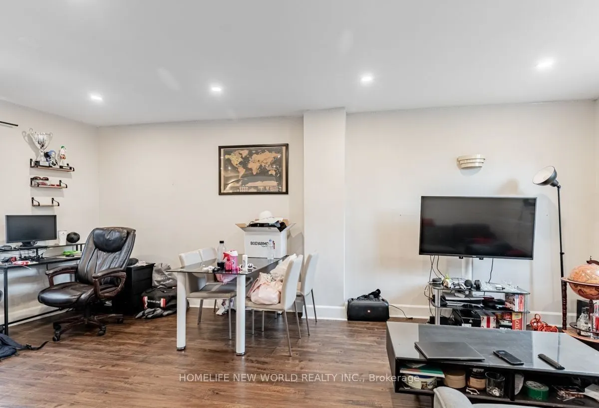 878 Kingston Road