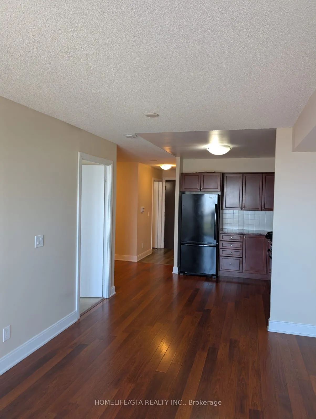 135 Village Green Square, #3916