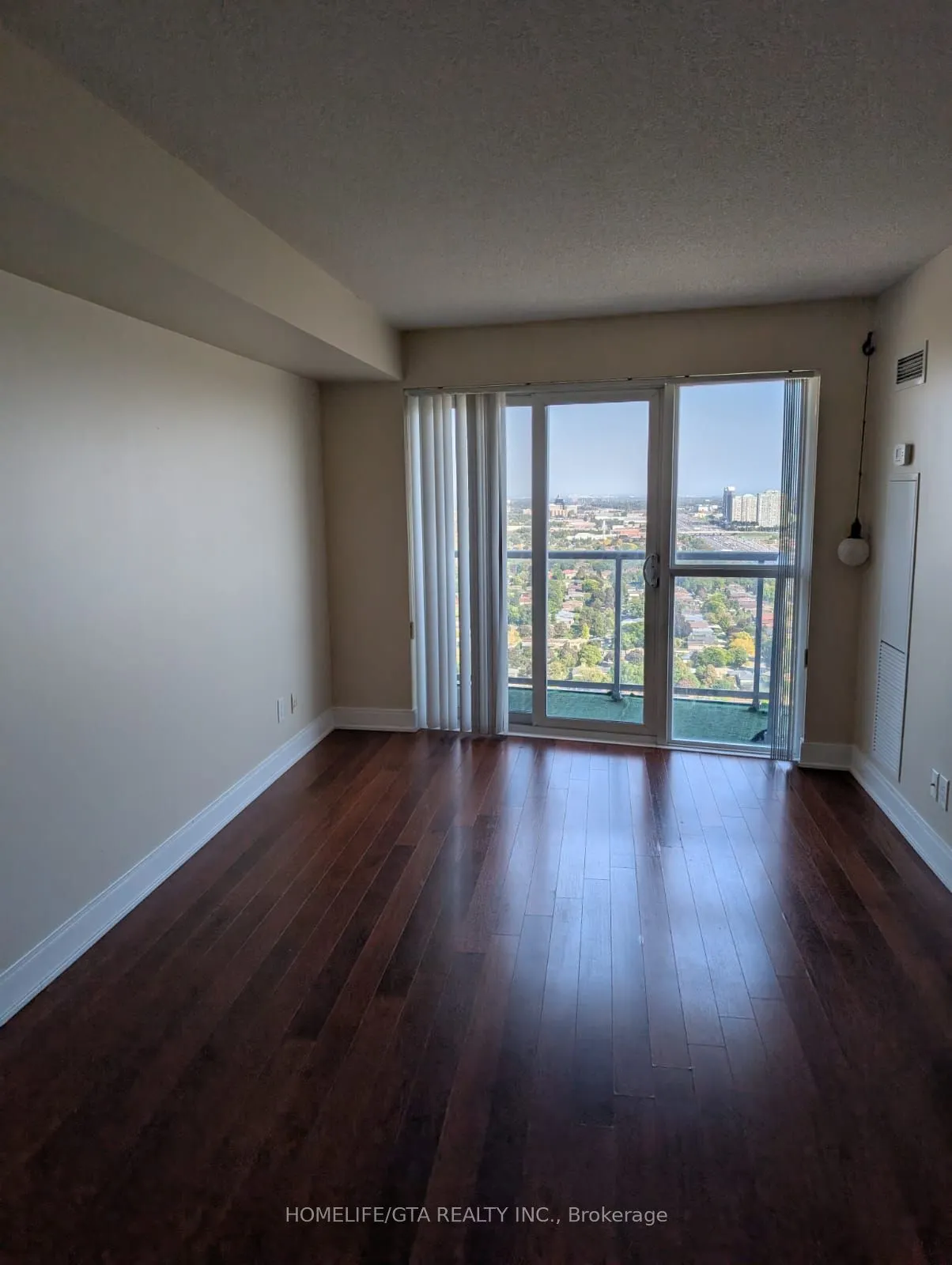 135 Village Green Square, #3916