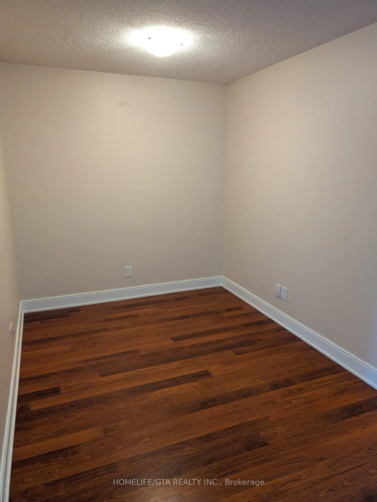 135 Village Green Square, #3916