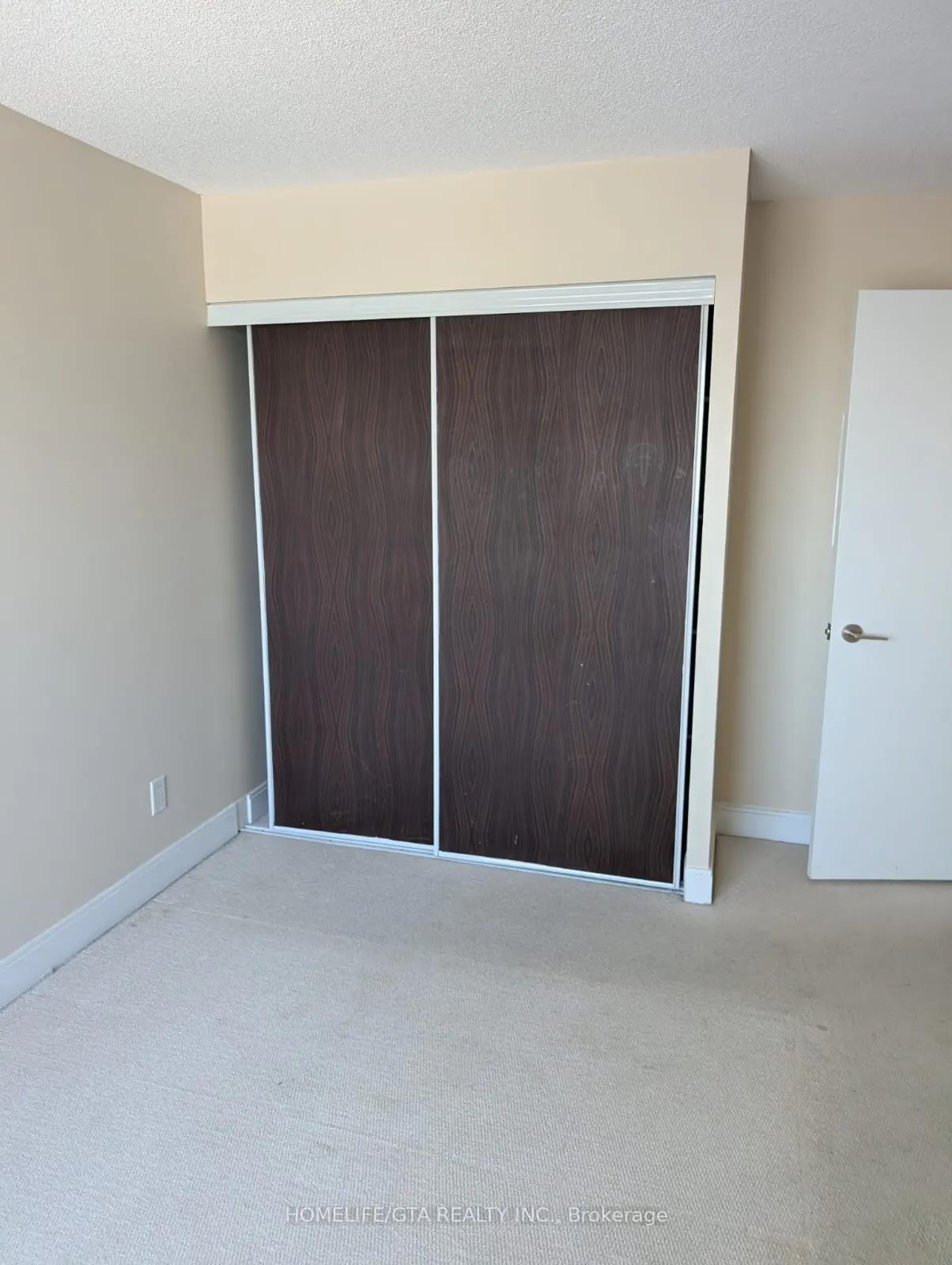 135 Village Green Square, #3916