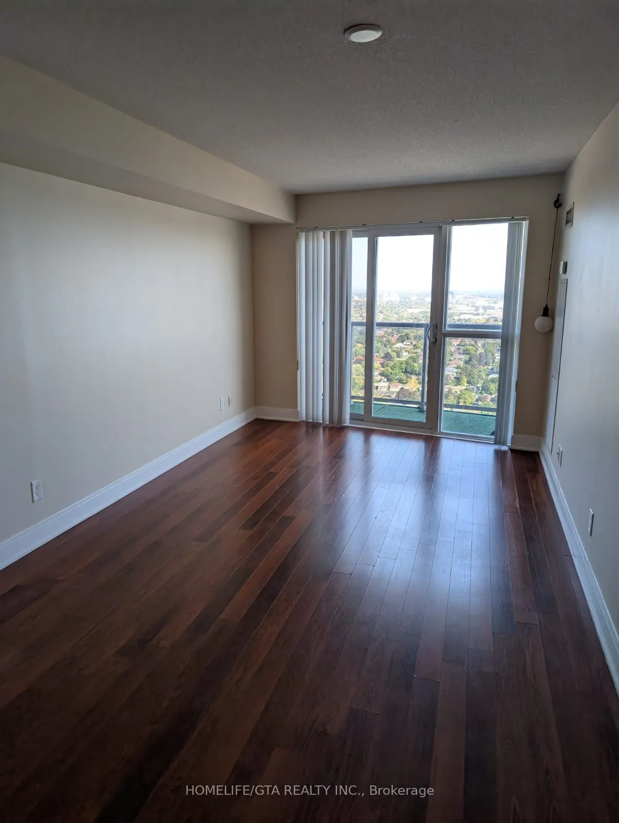 135 Village Green Square, #3916