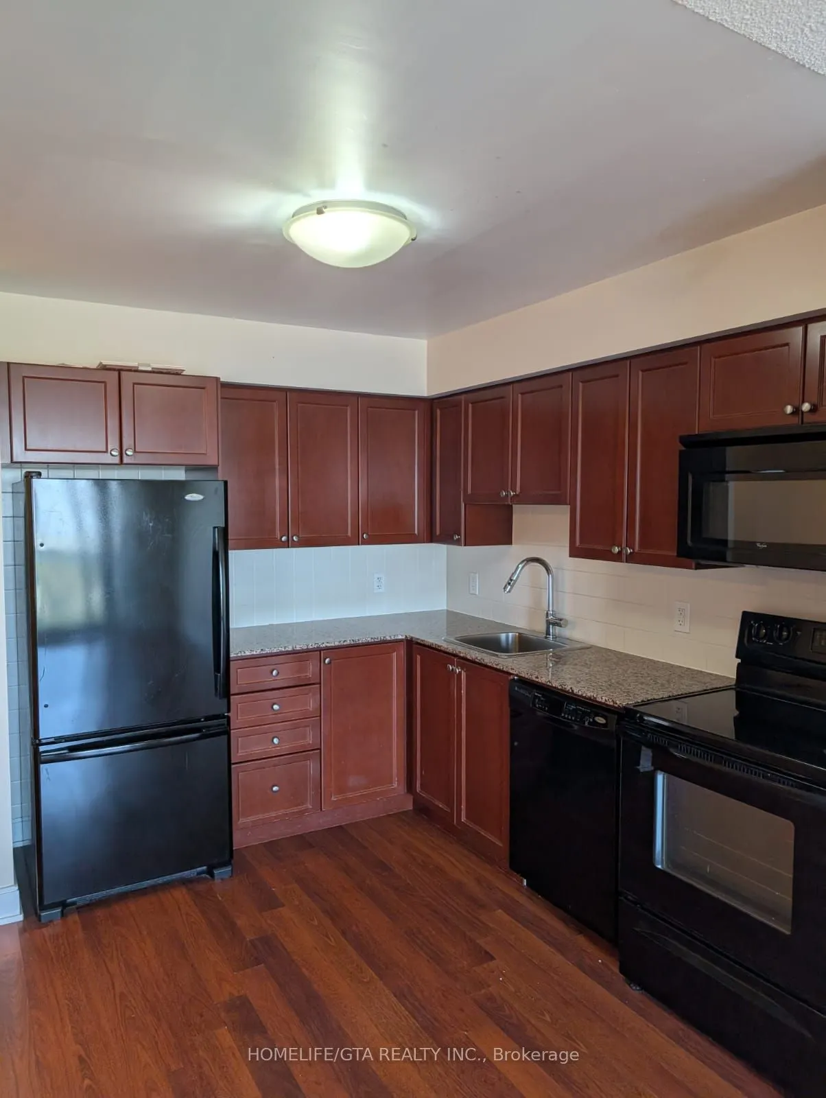 135 Village Green Square, #3916