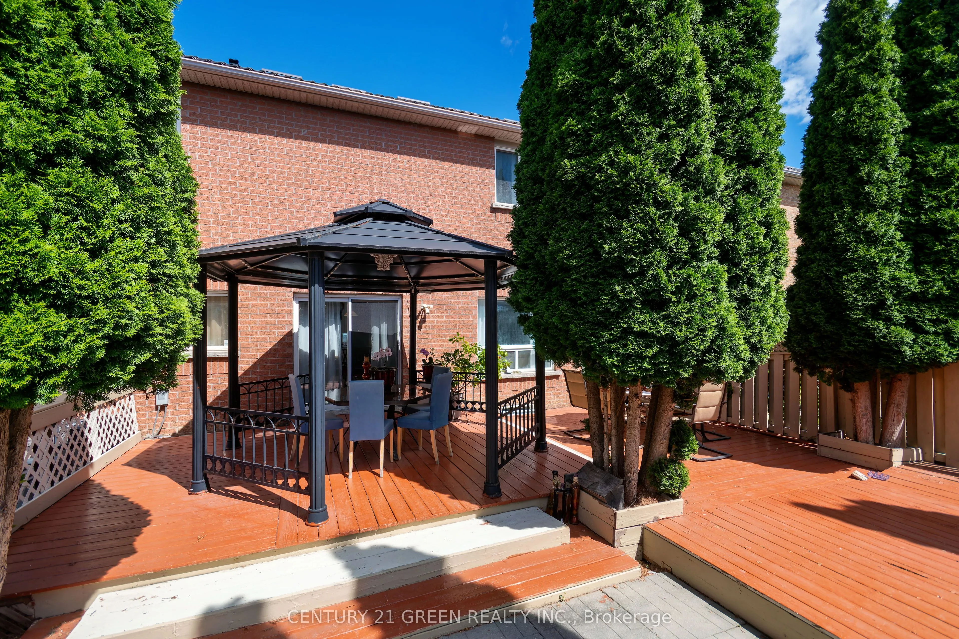 8 Lampman Drive