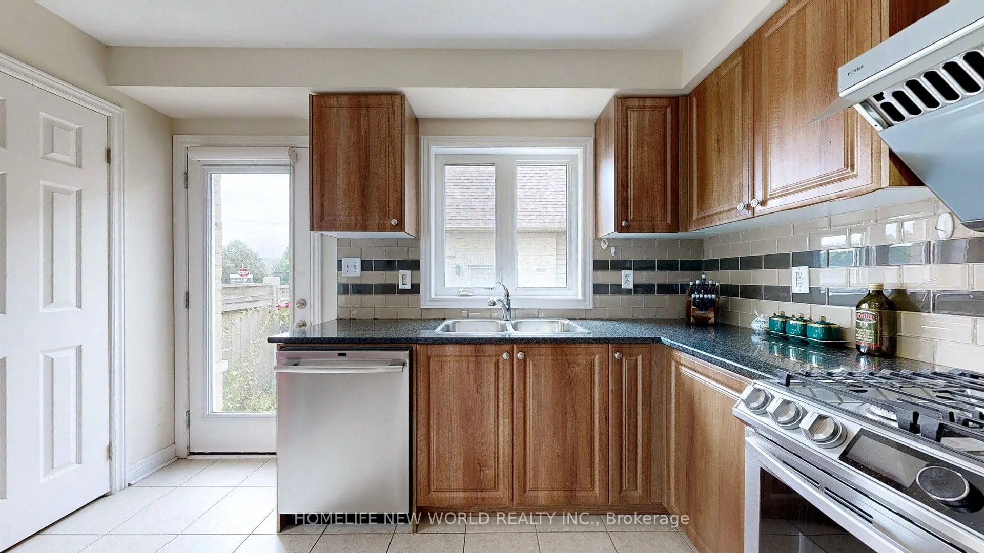49 Kawneer Terrace