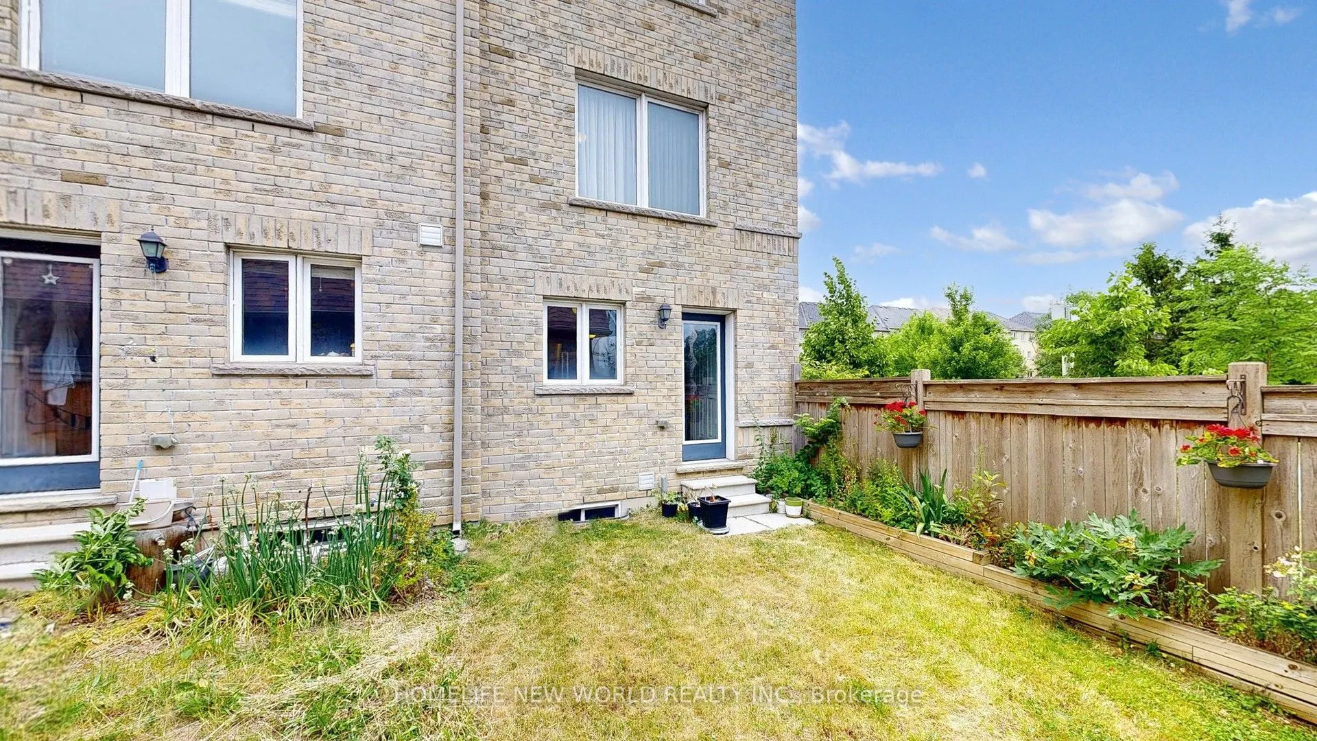 49 Kawneer Terrace