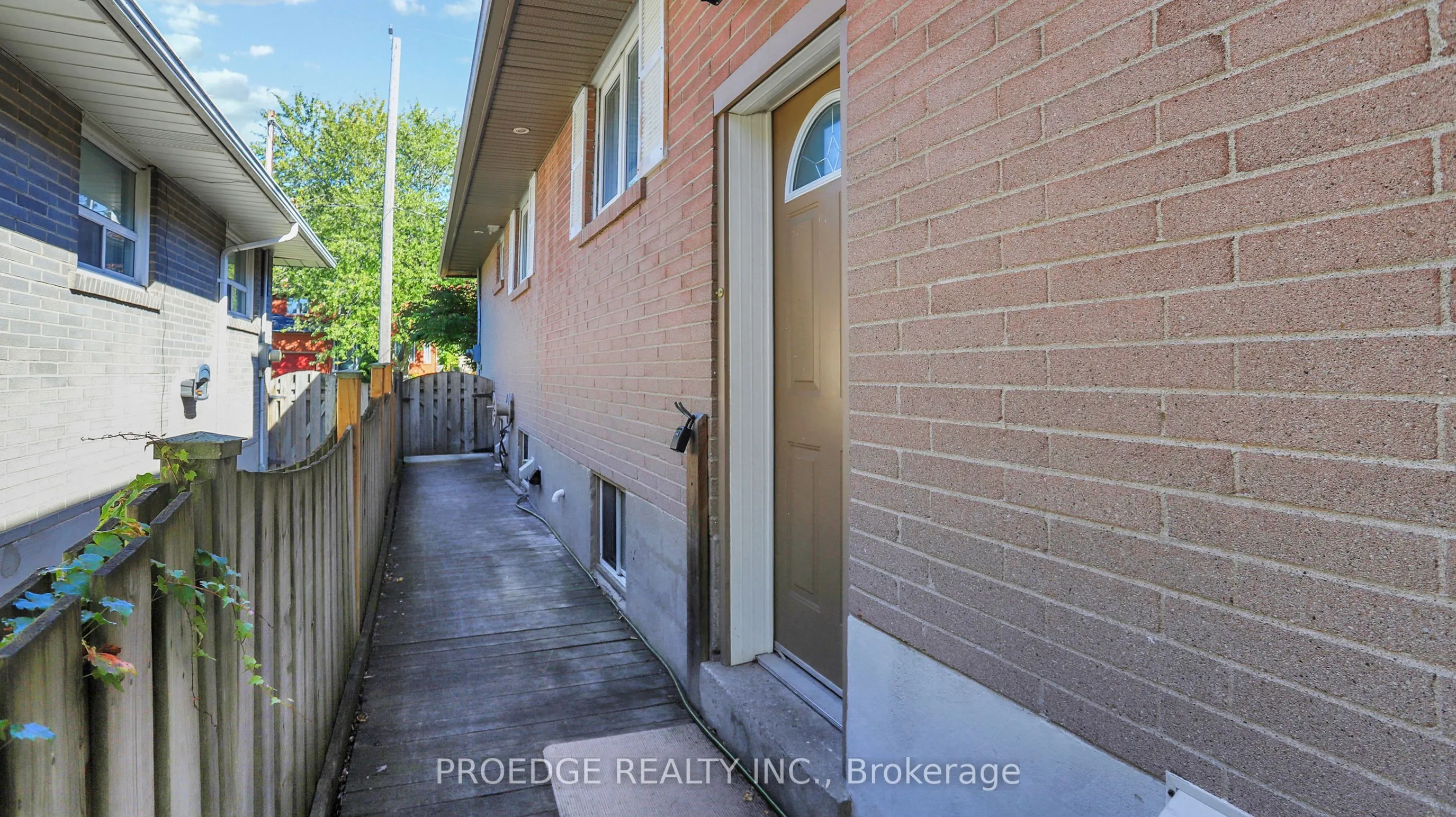 262 Randall Crescent