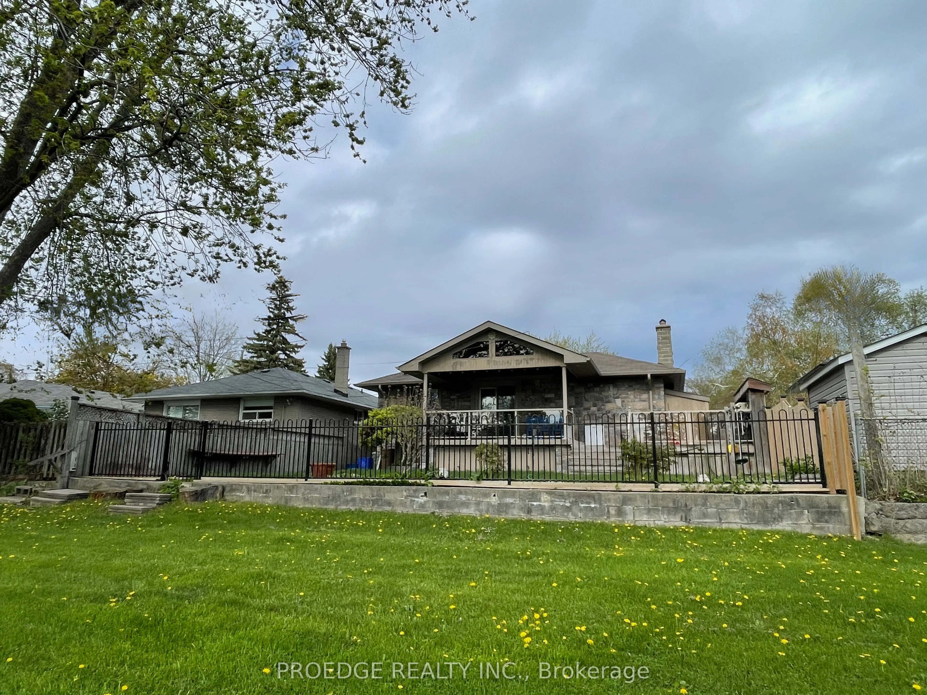 262 Randall Crescent