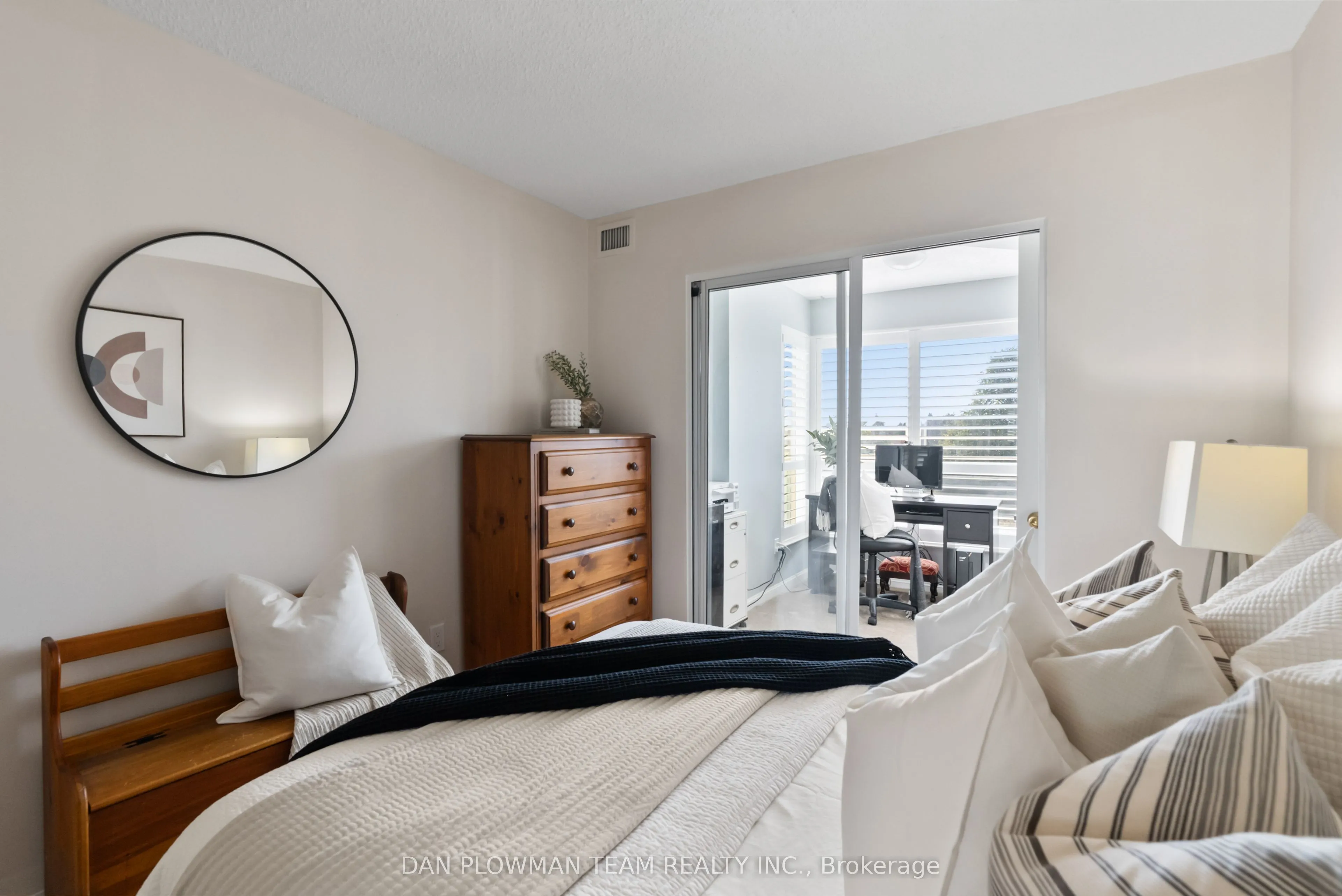 712 Rossland Road E, #609