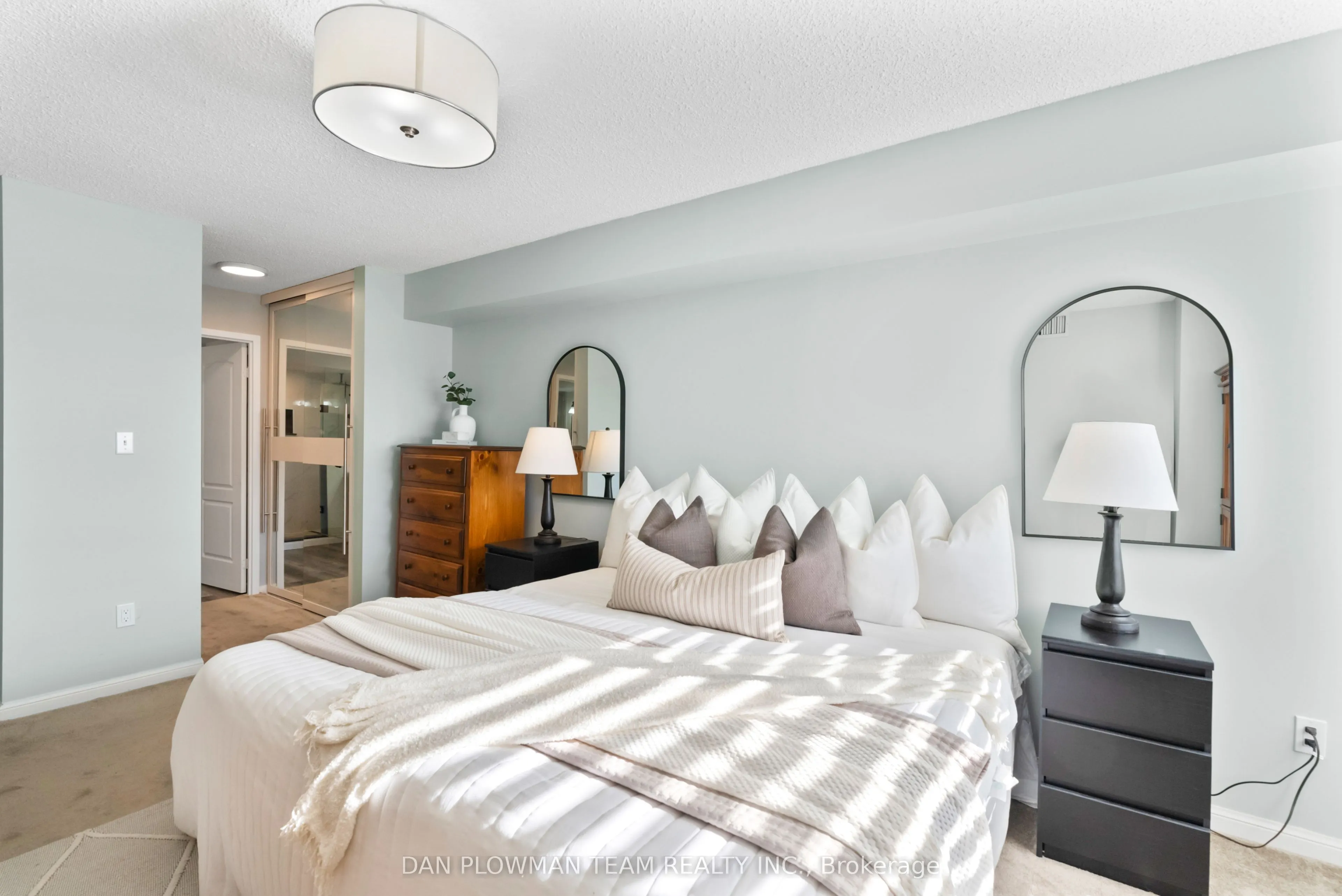 712 Rossland Road E, #609
