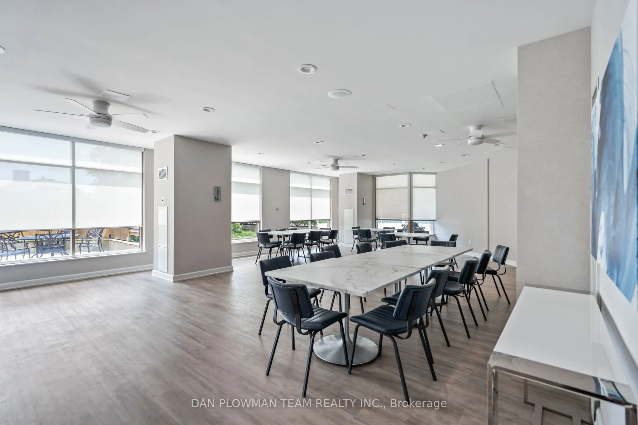 712 Rossland Road E, #609