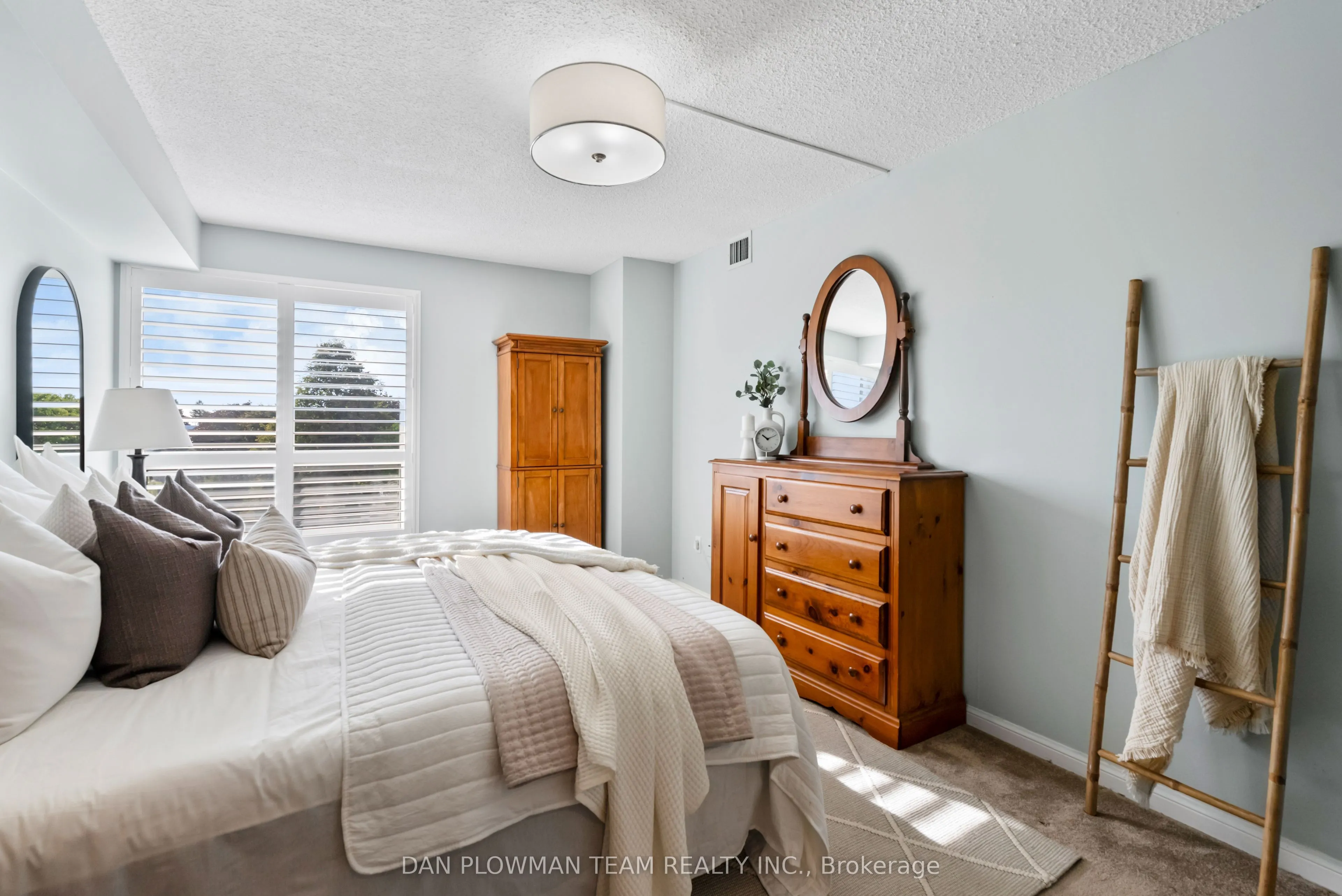 712 Rossland Road E, #609