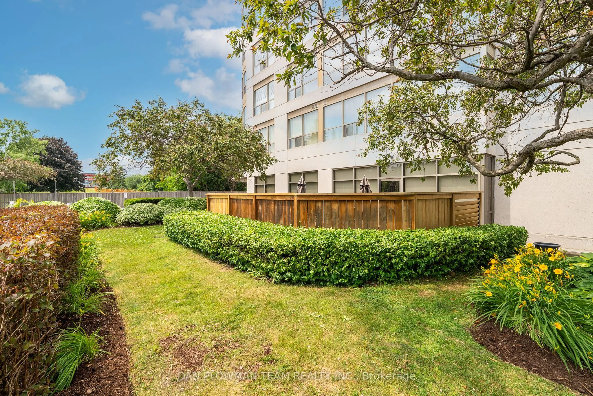712 Rossland Road E, #609