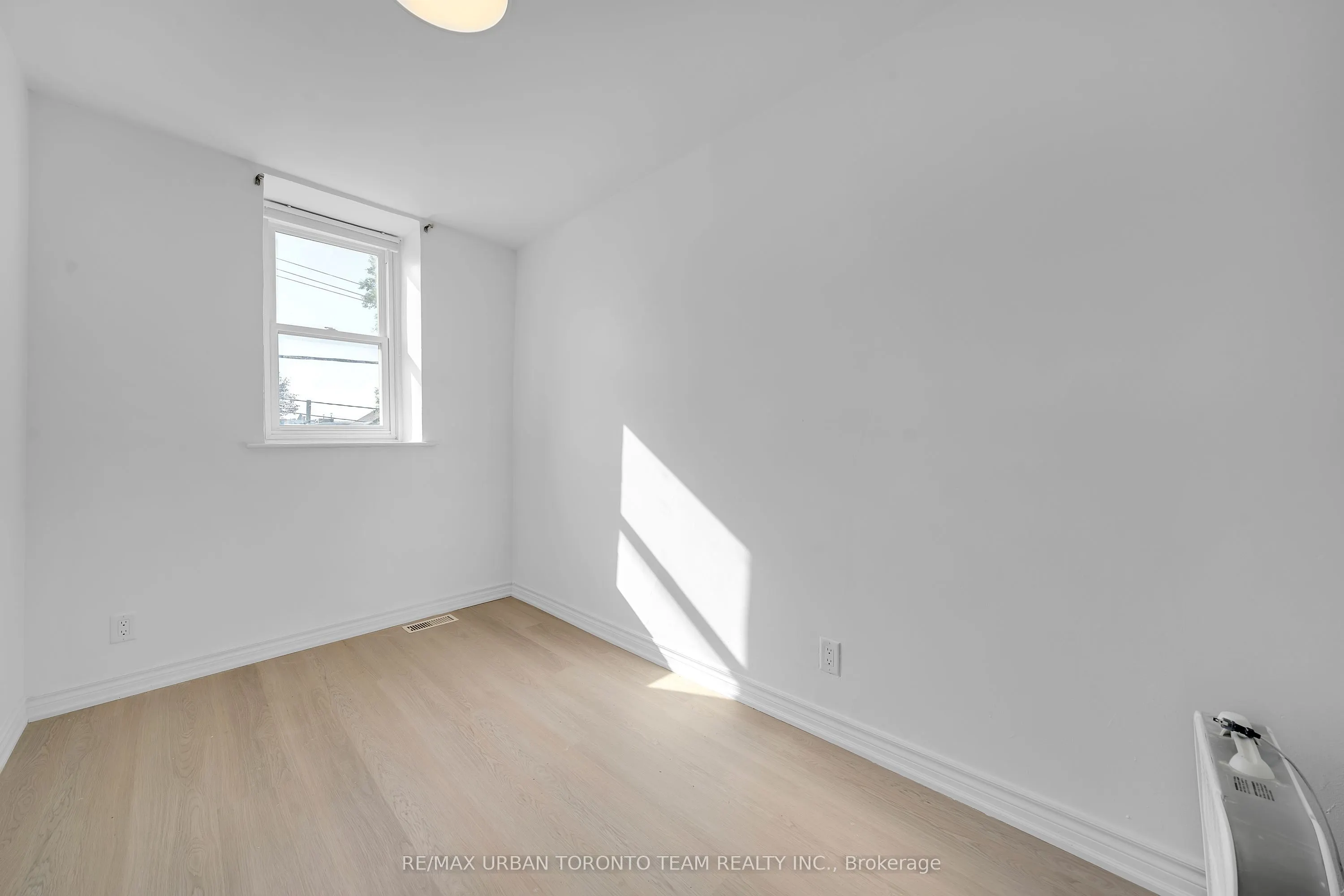 880 Dundas Street E, #Upper