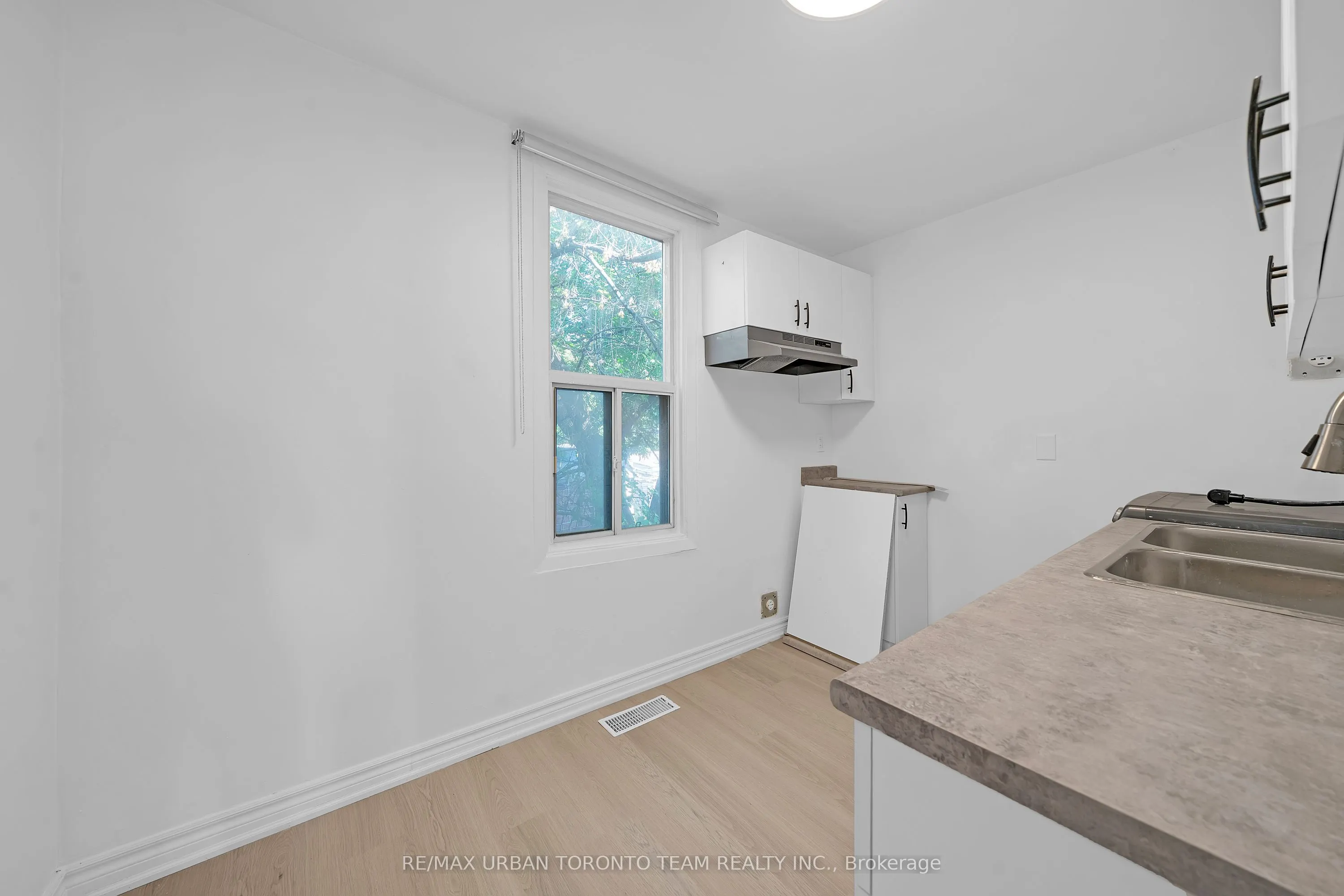 880 Dundas Street E, #Upper