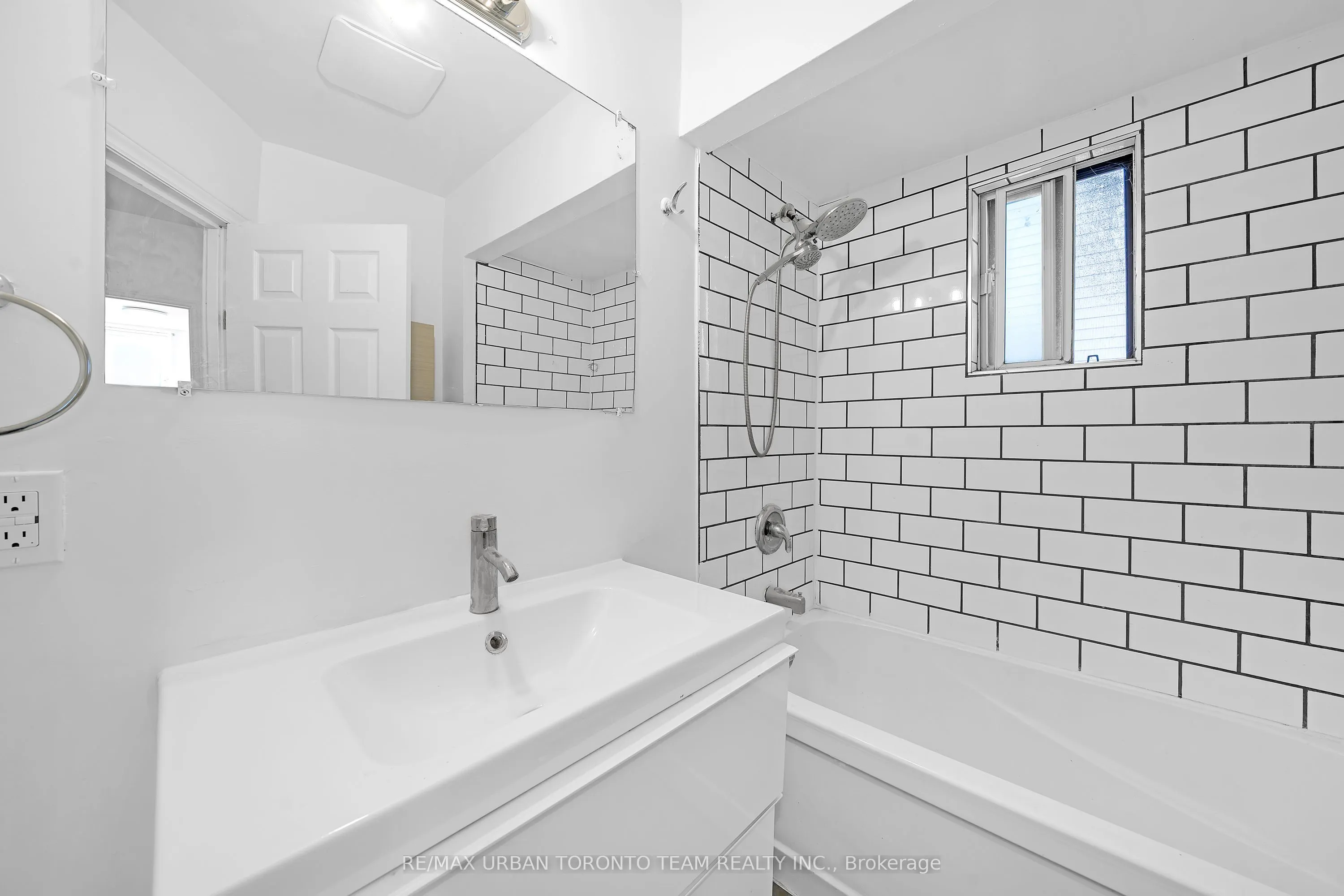 880 Dundas Street E, #Upper