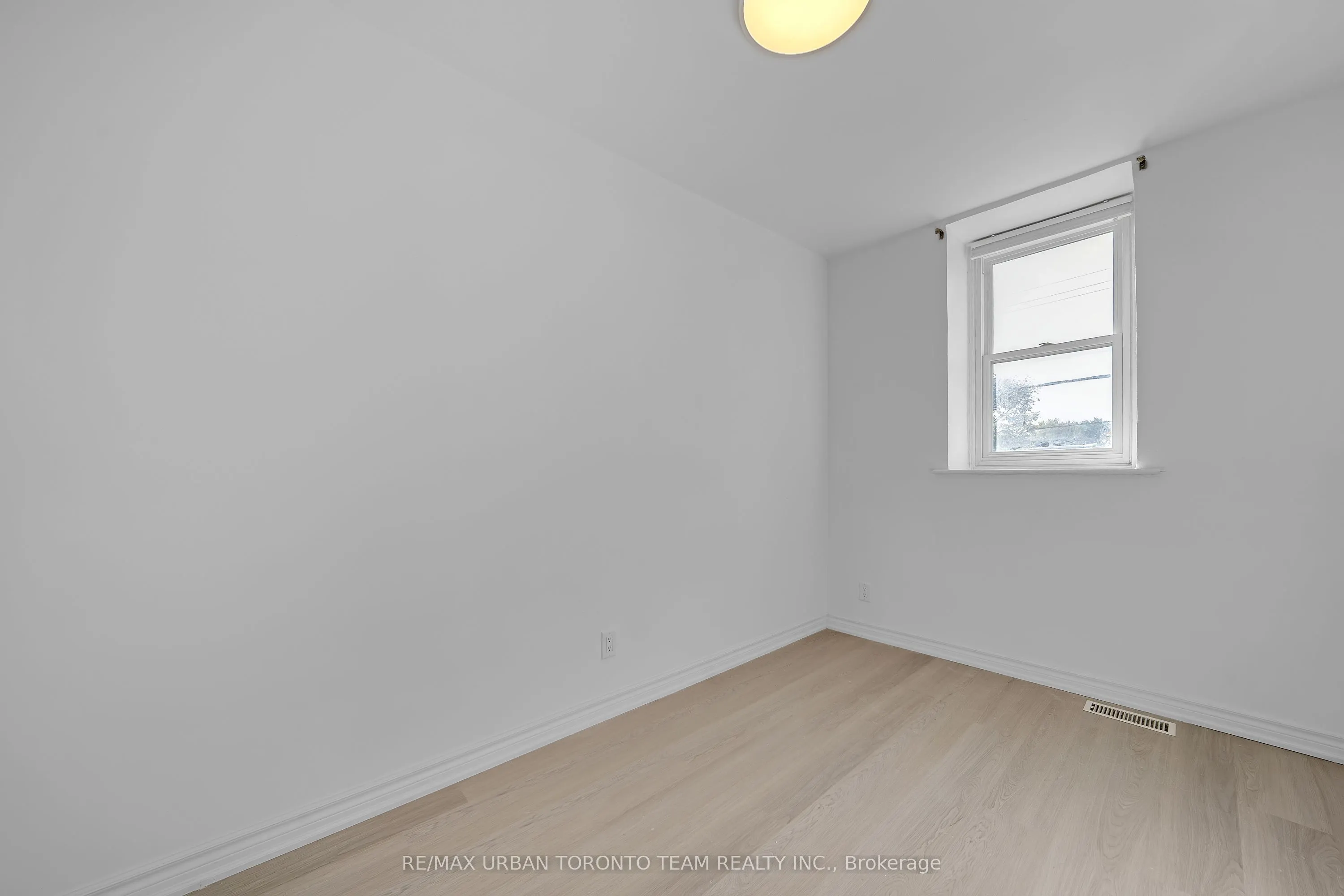 880 Dundas Street E, #Upper