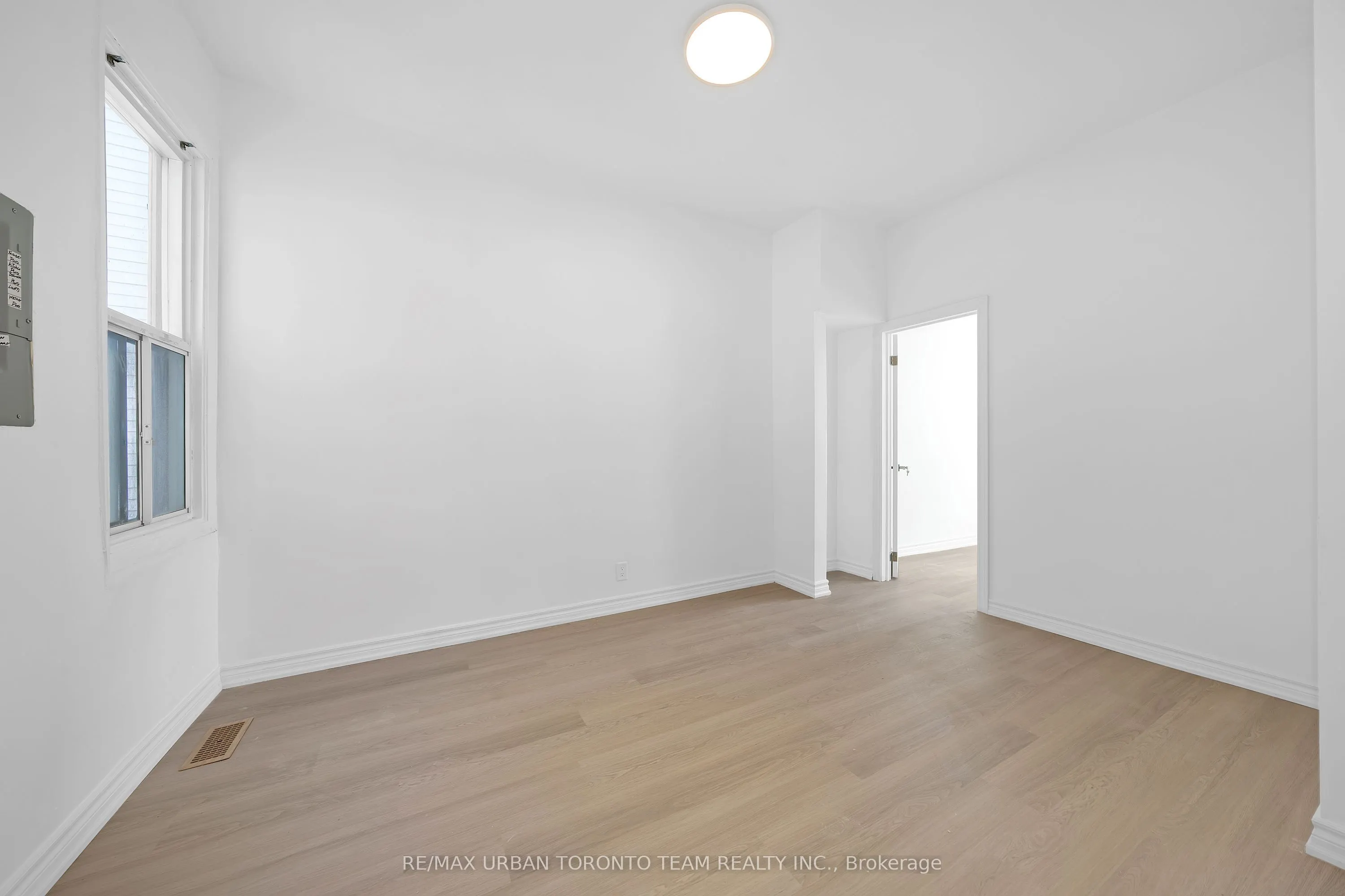880 Dundas Street E, #Upper