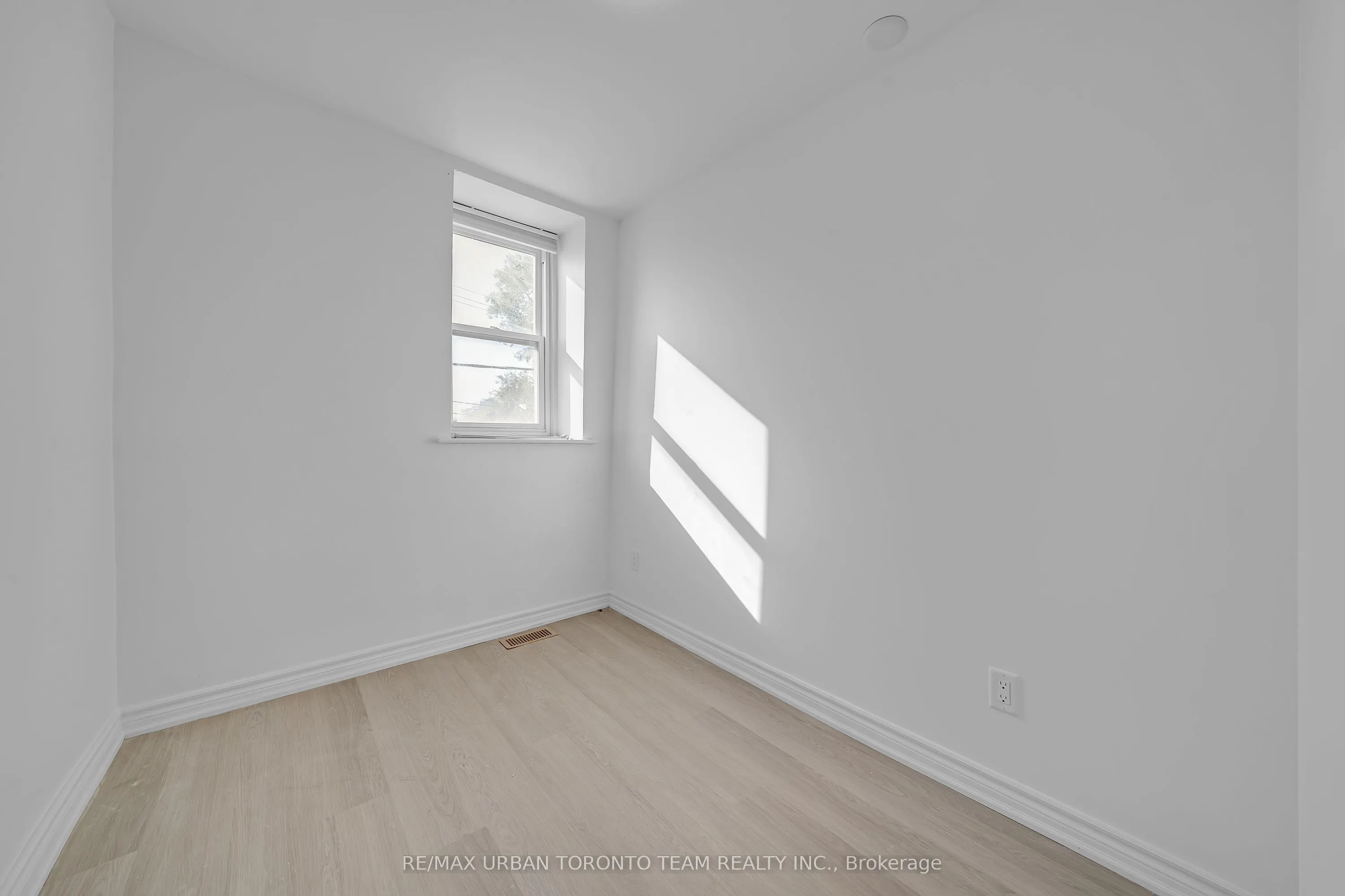 880 Dundas Street E, #Upper