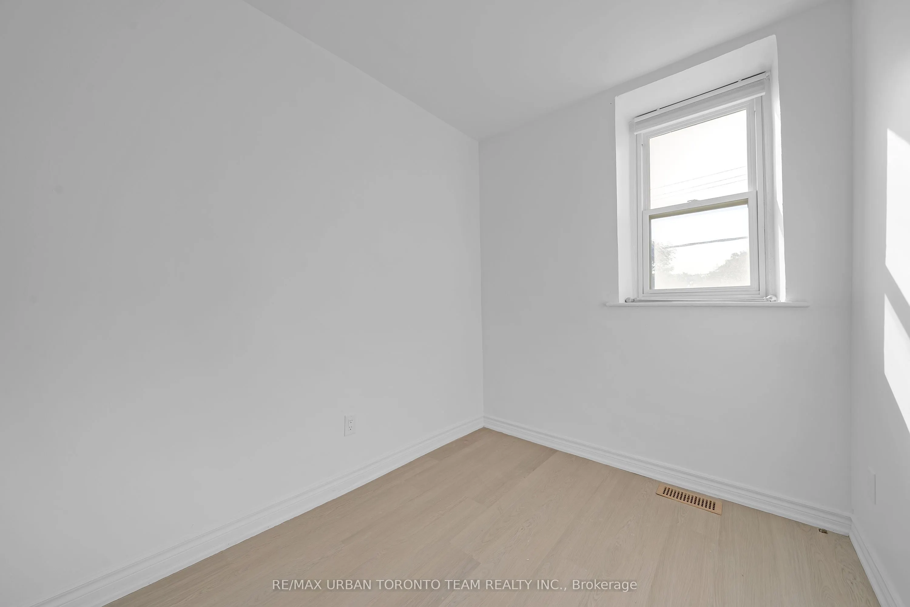 880 Dundas Street E, #Upper