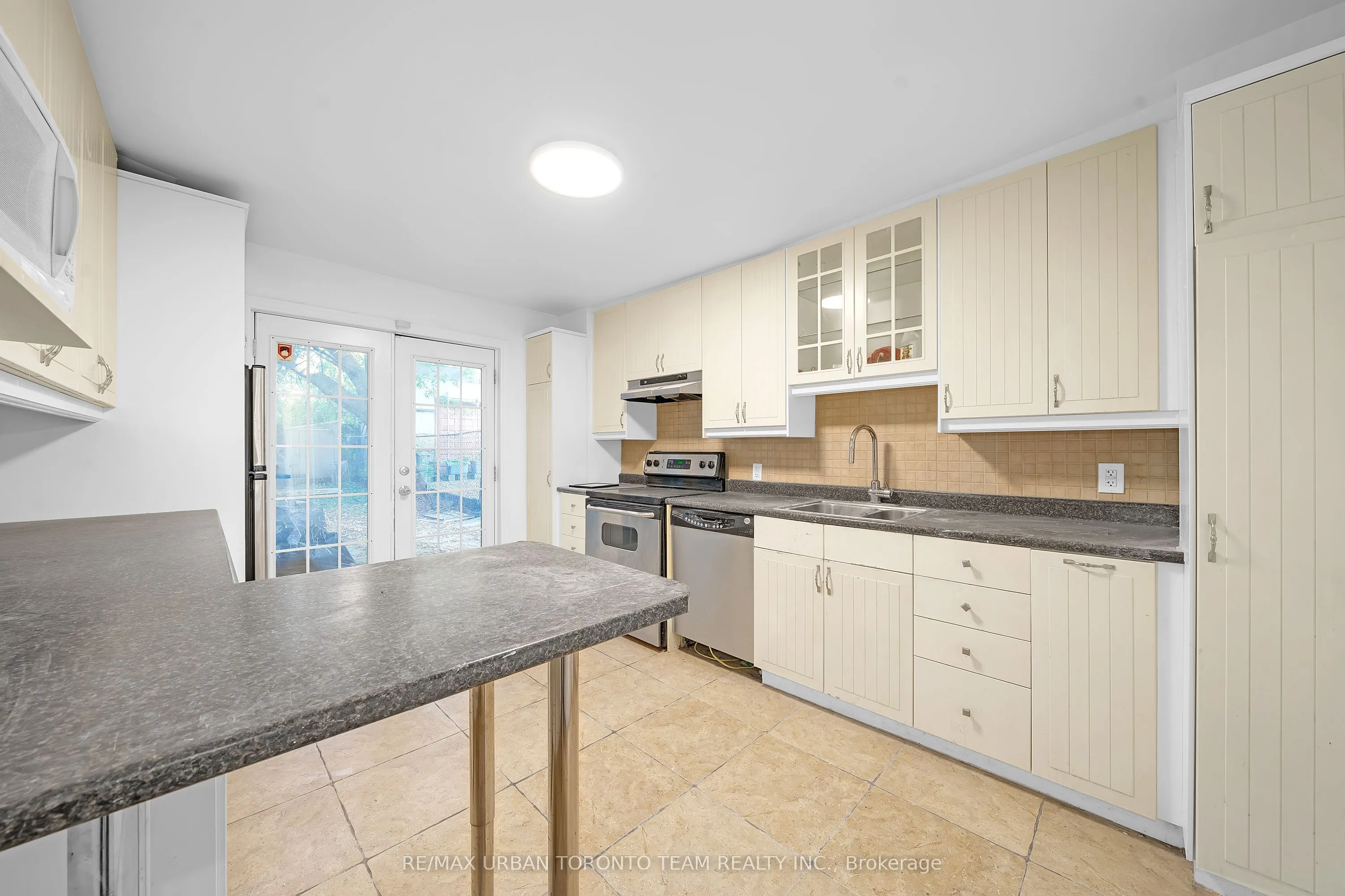 880 Dundas Street E, #Main