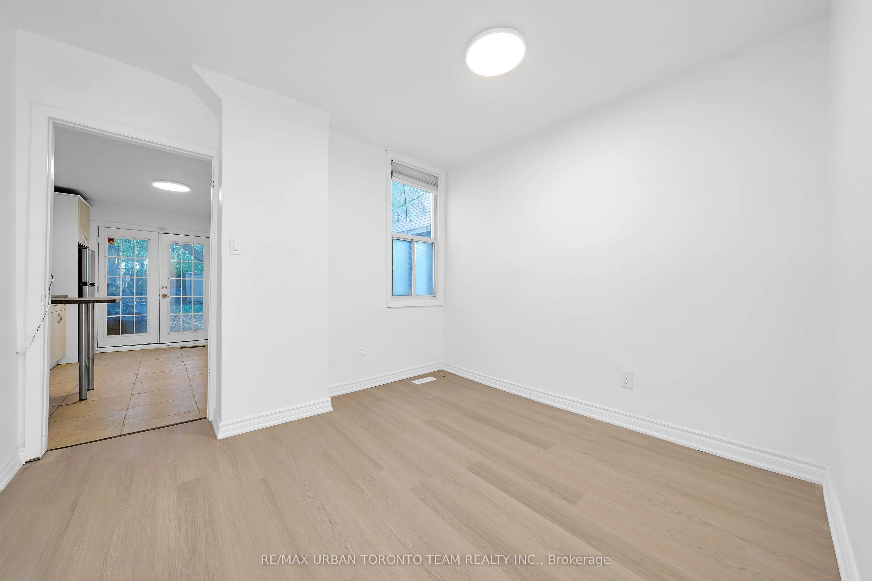 880 Dundas Street E, #Main