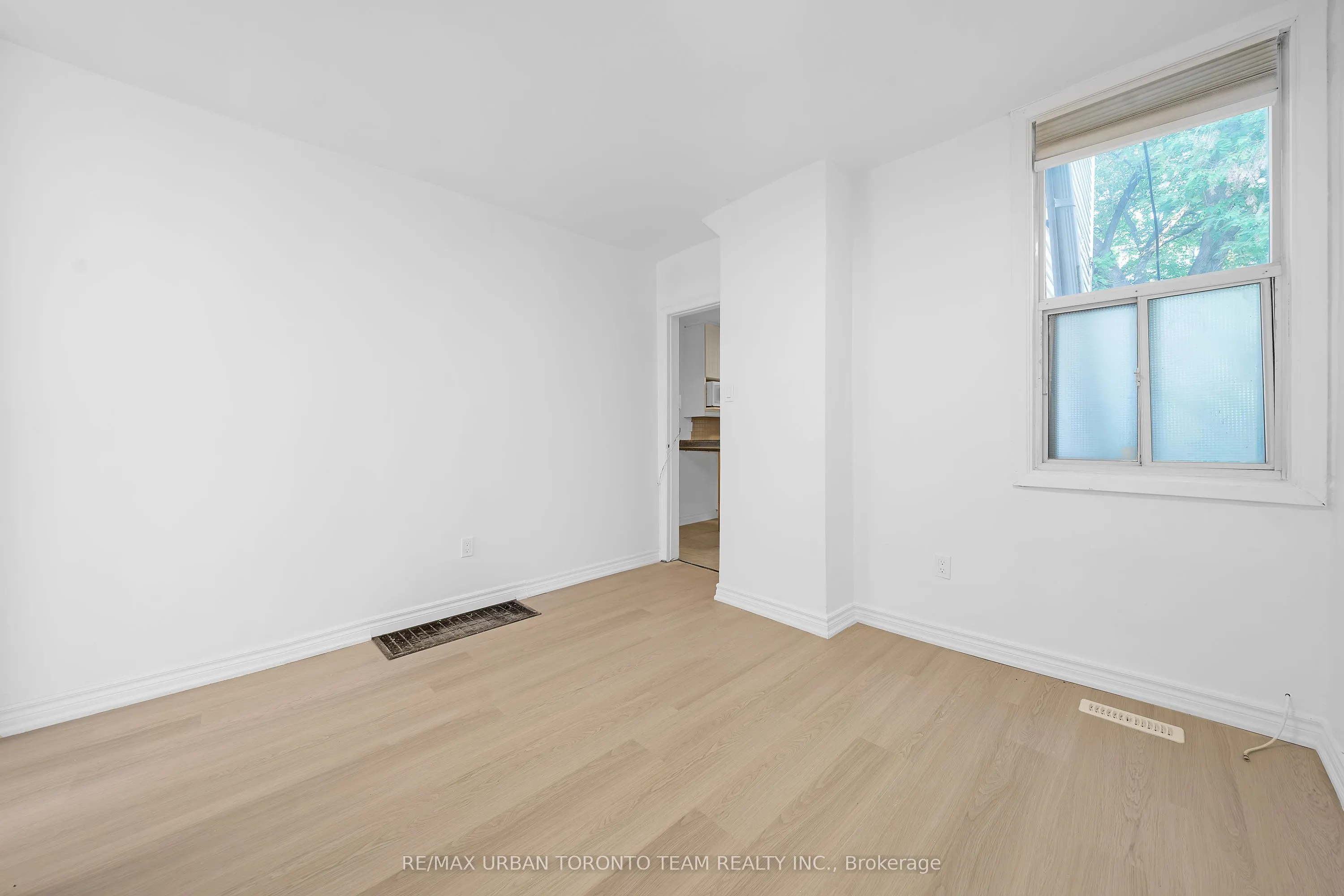 880 Dundas Street E, #Main