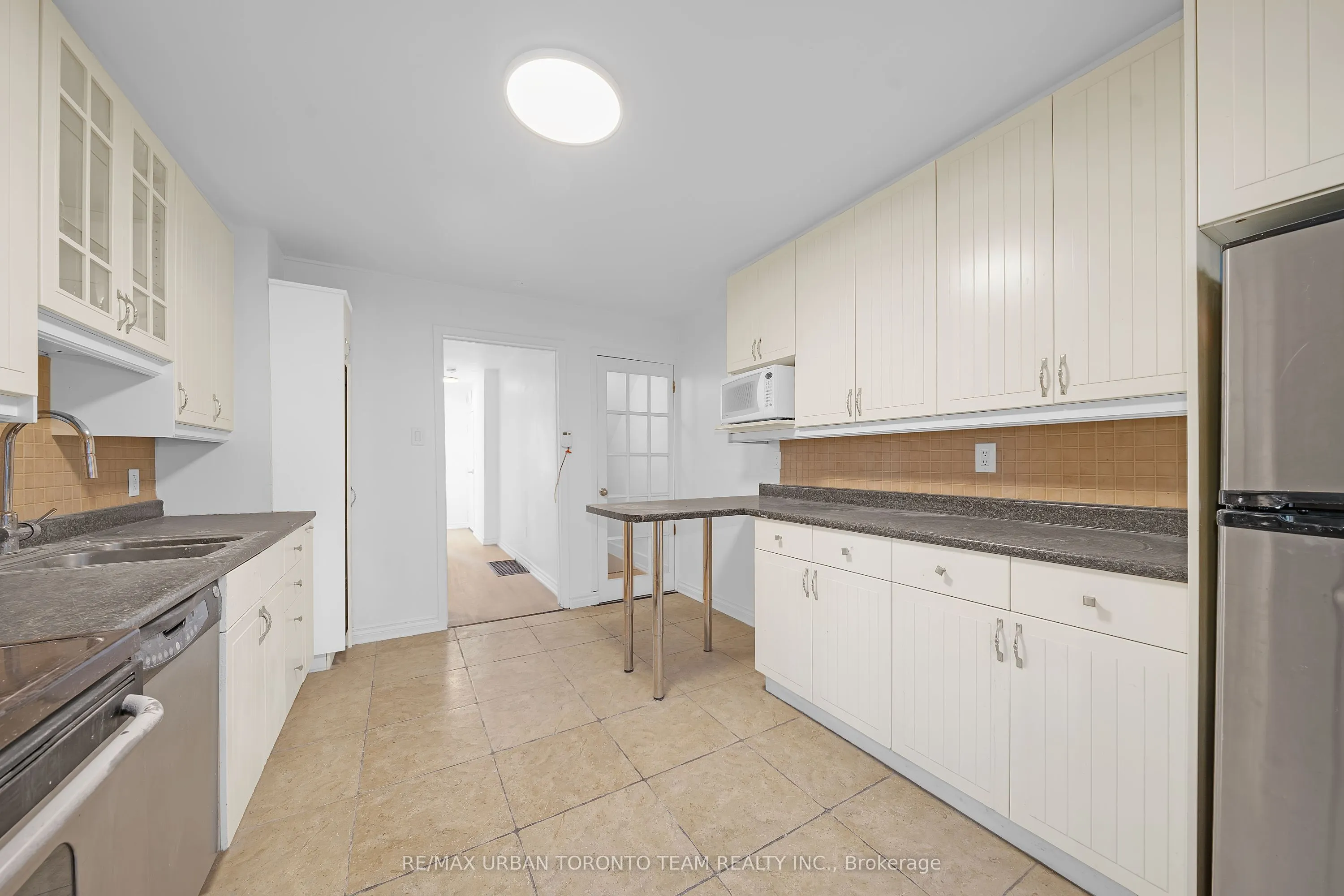 880 Dundas Street E, #Main