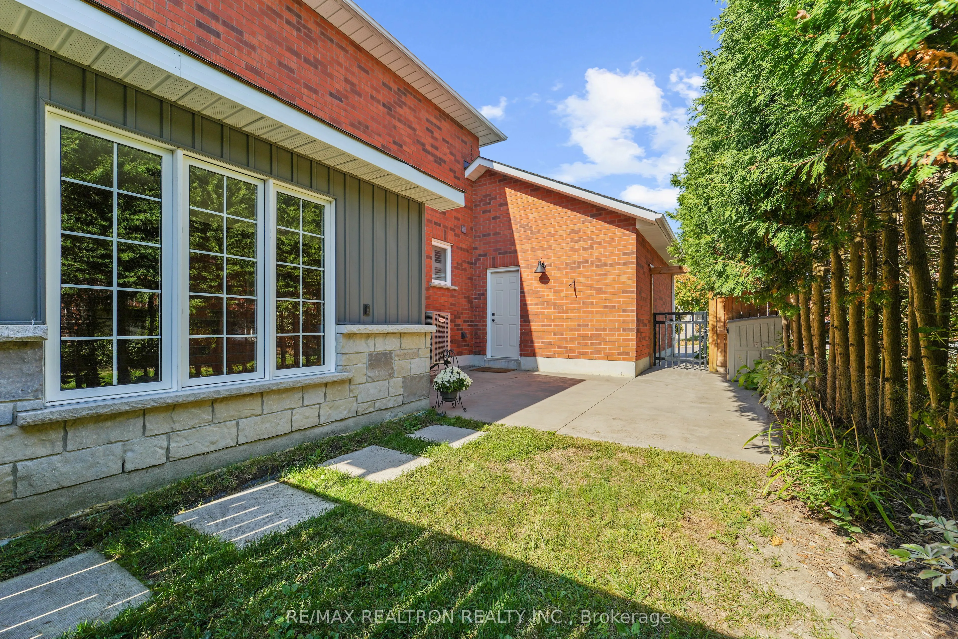 871 Grand Ridge Avenue