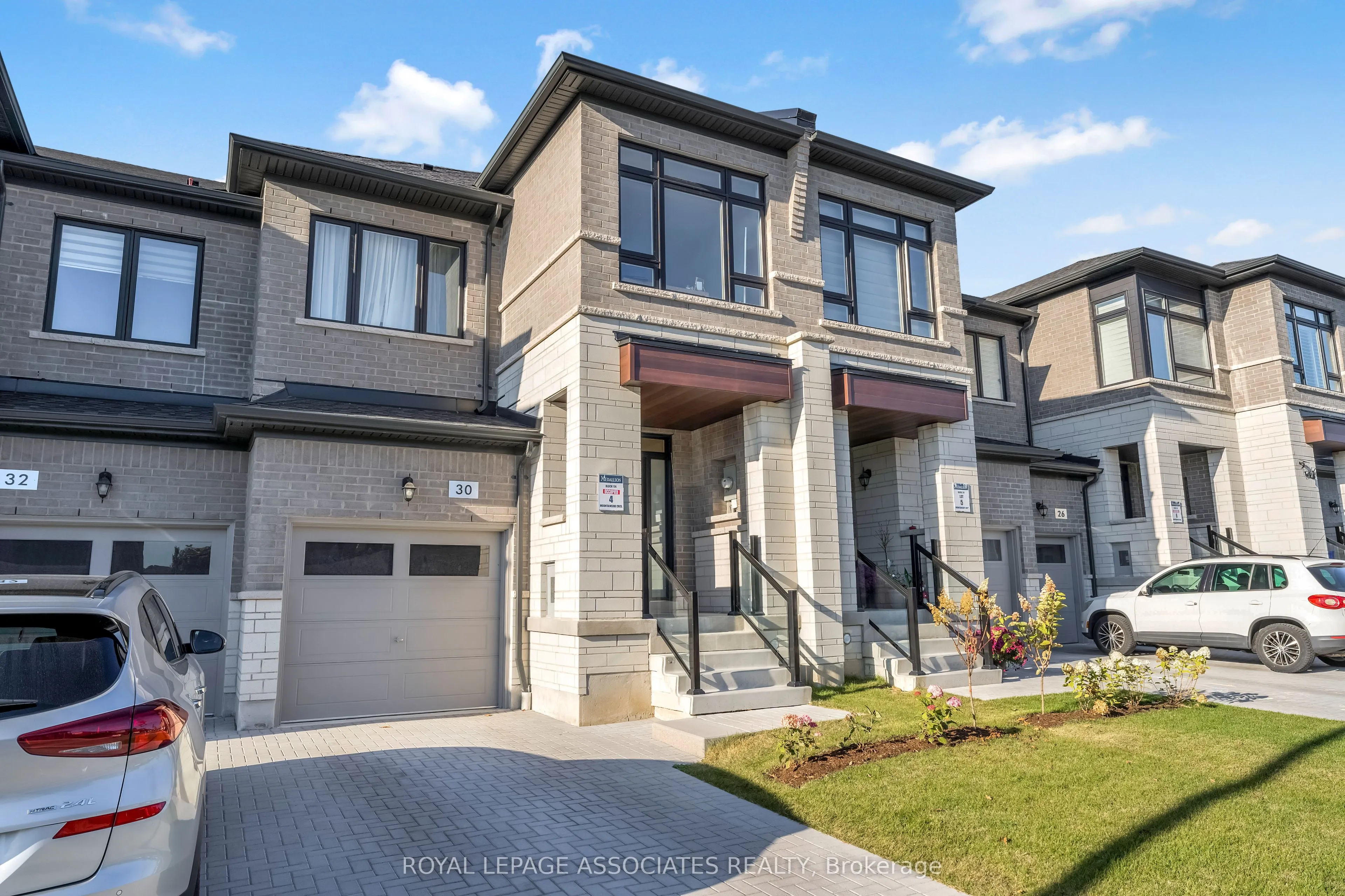 30 Mountainside Crescent