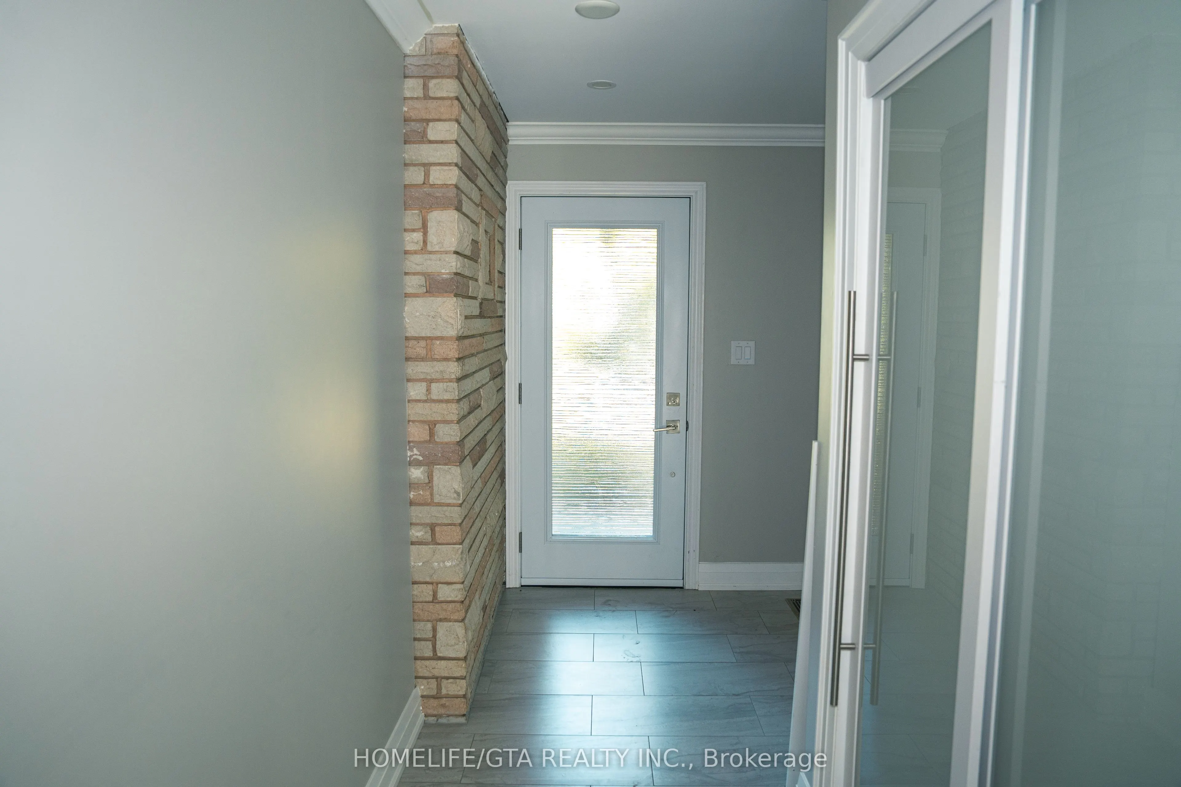 445 Rossland Road W