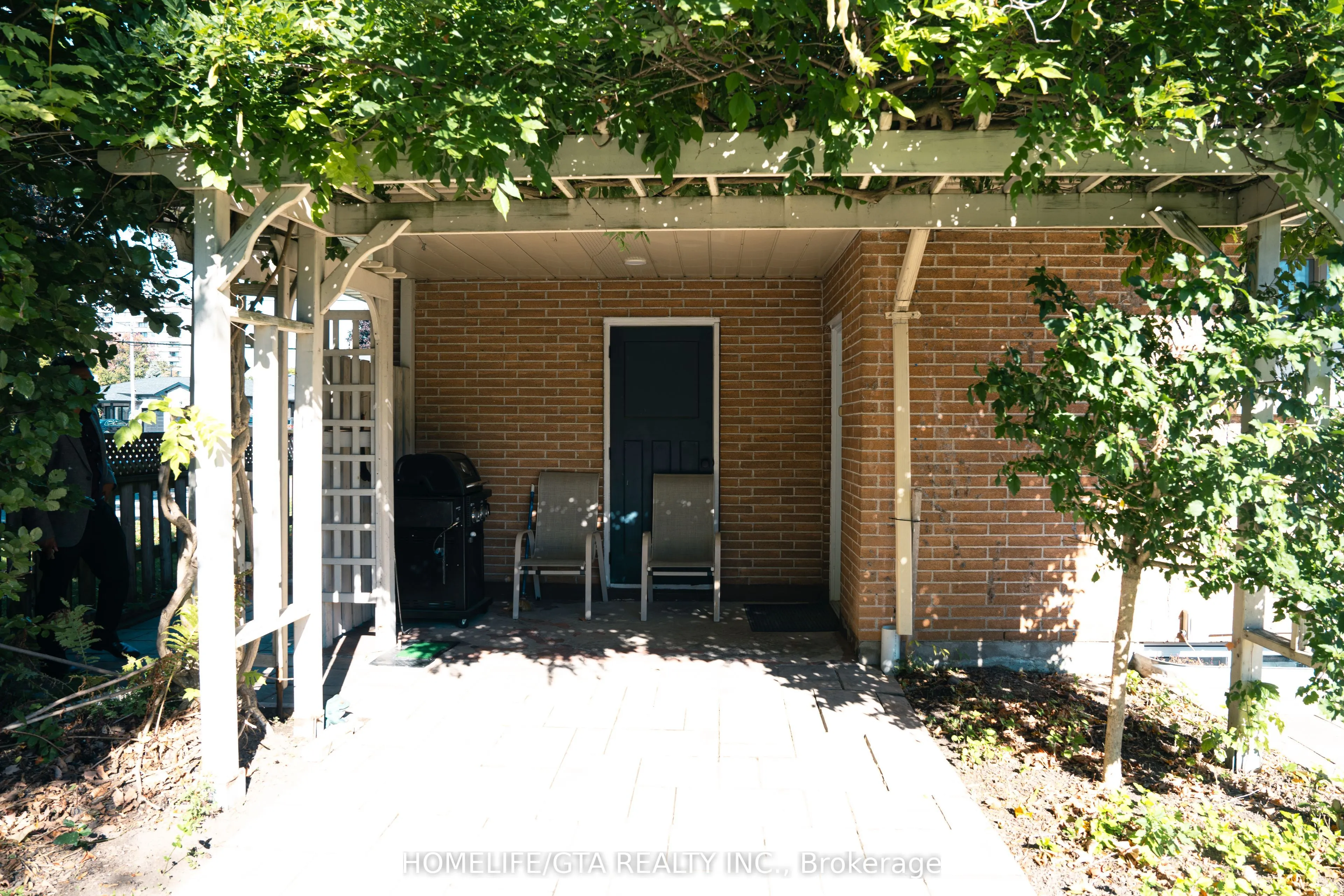 445 Rossland Road W