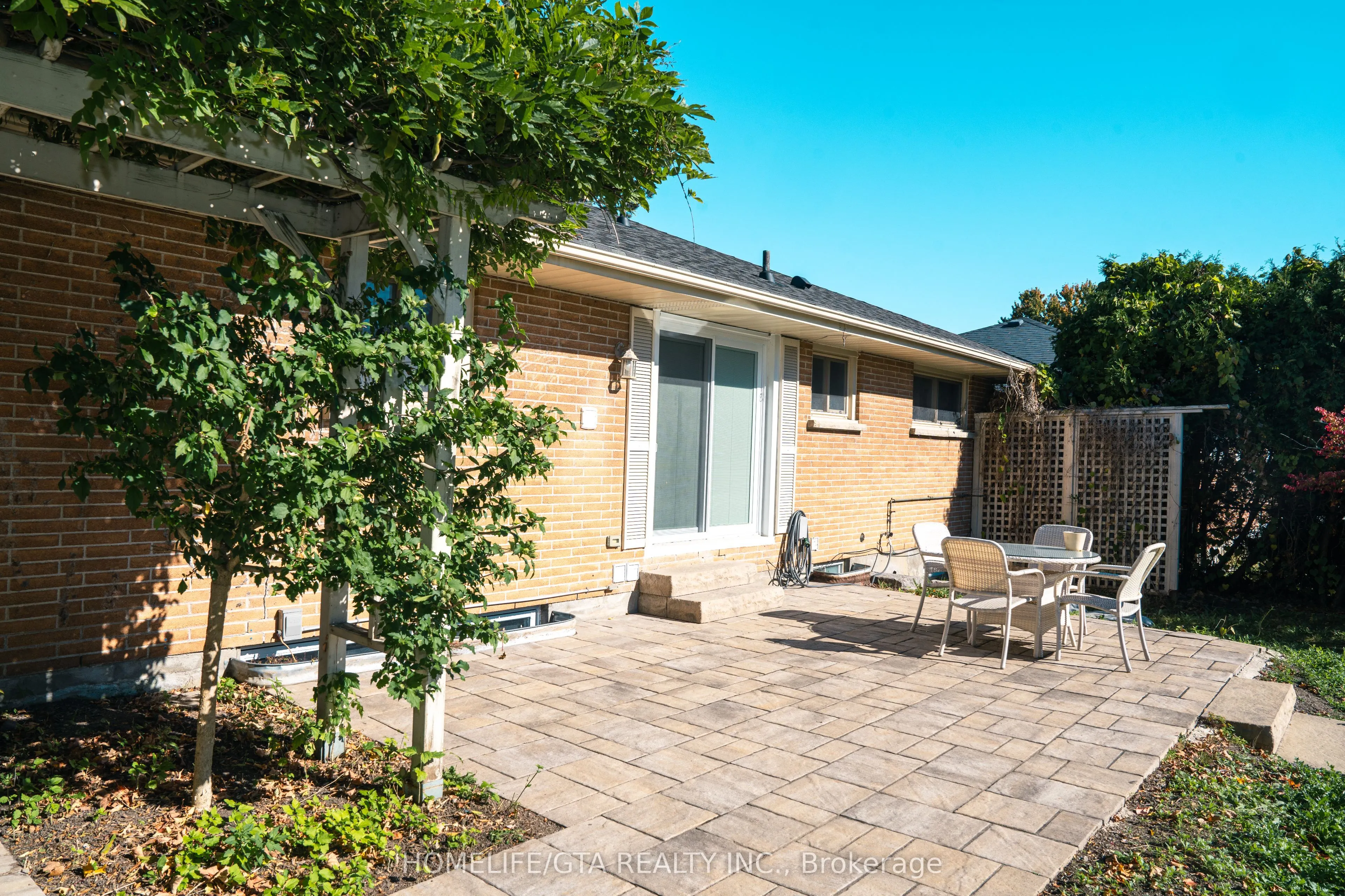445 Rossland Road W