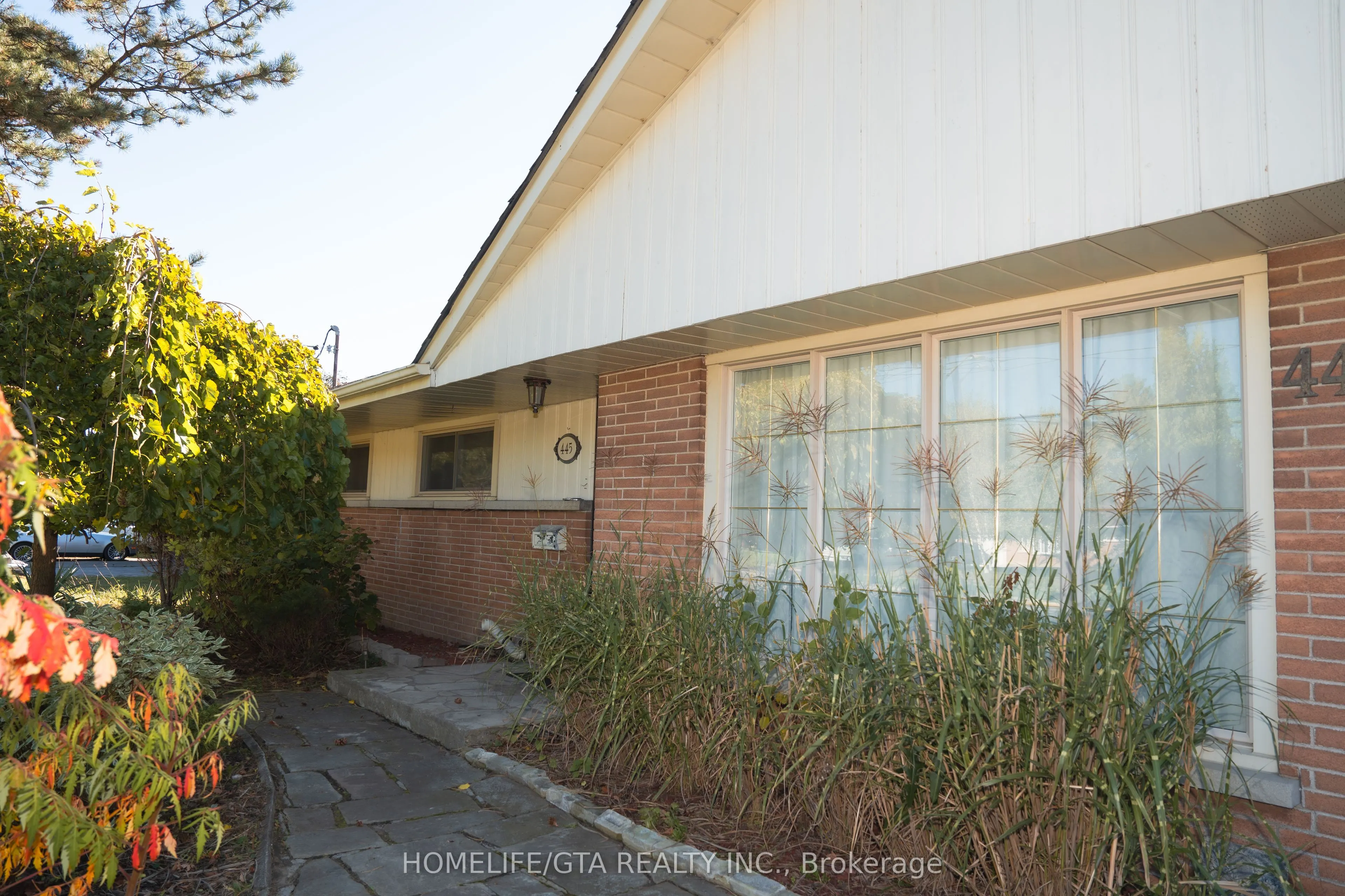 445 Rossland Road W