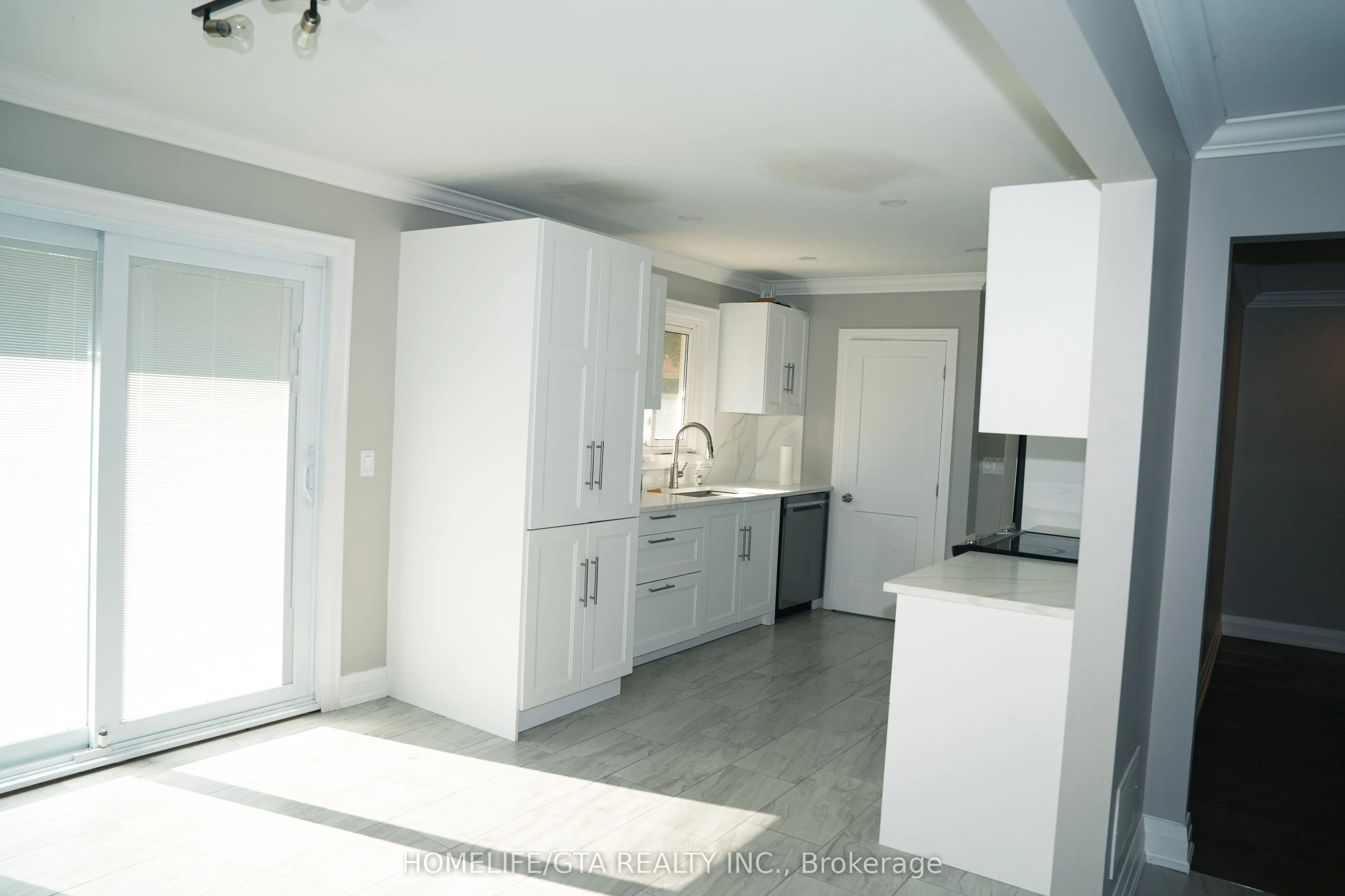 445 Rossland Road W