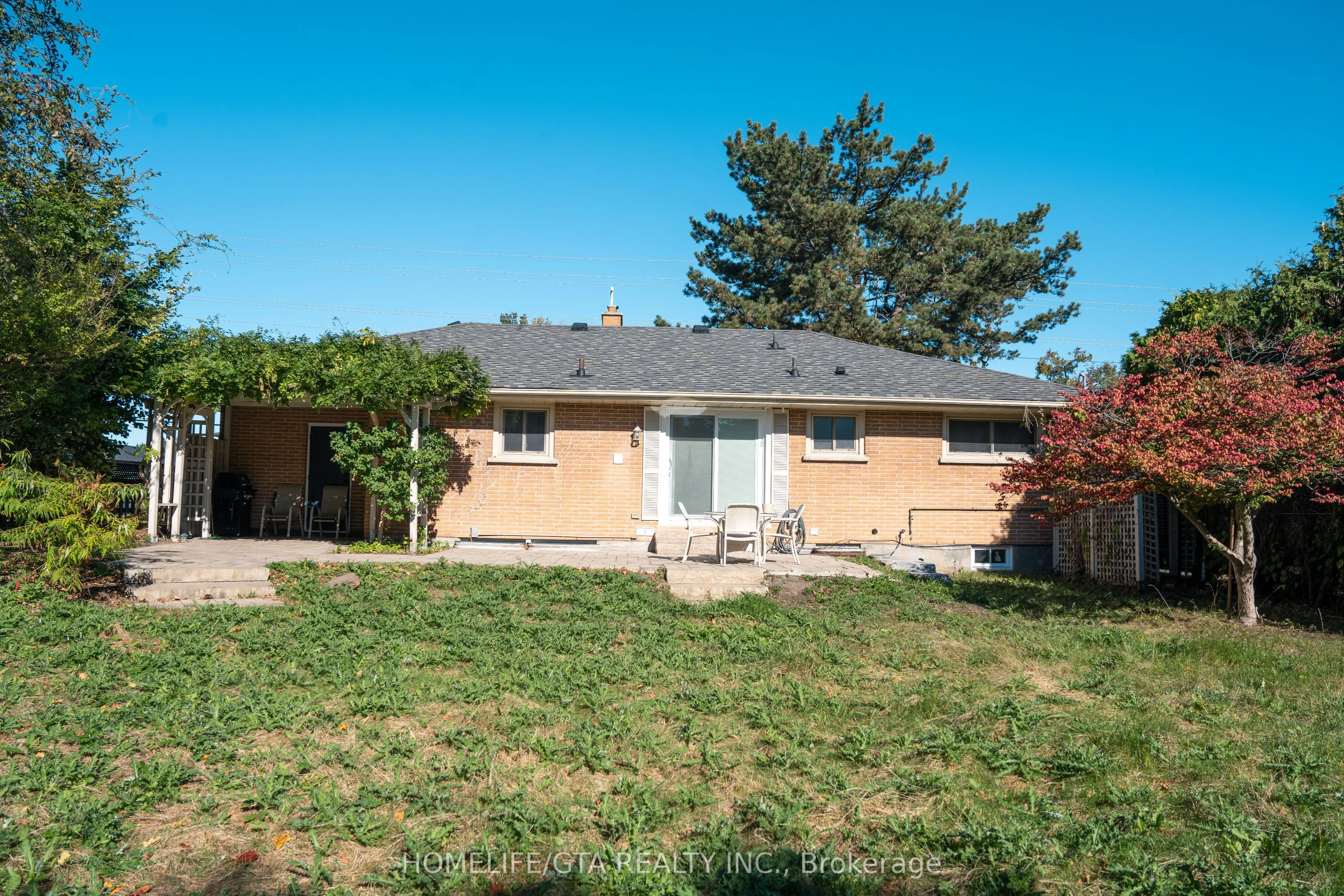 445 Rossland Road W