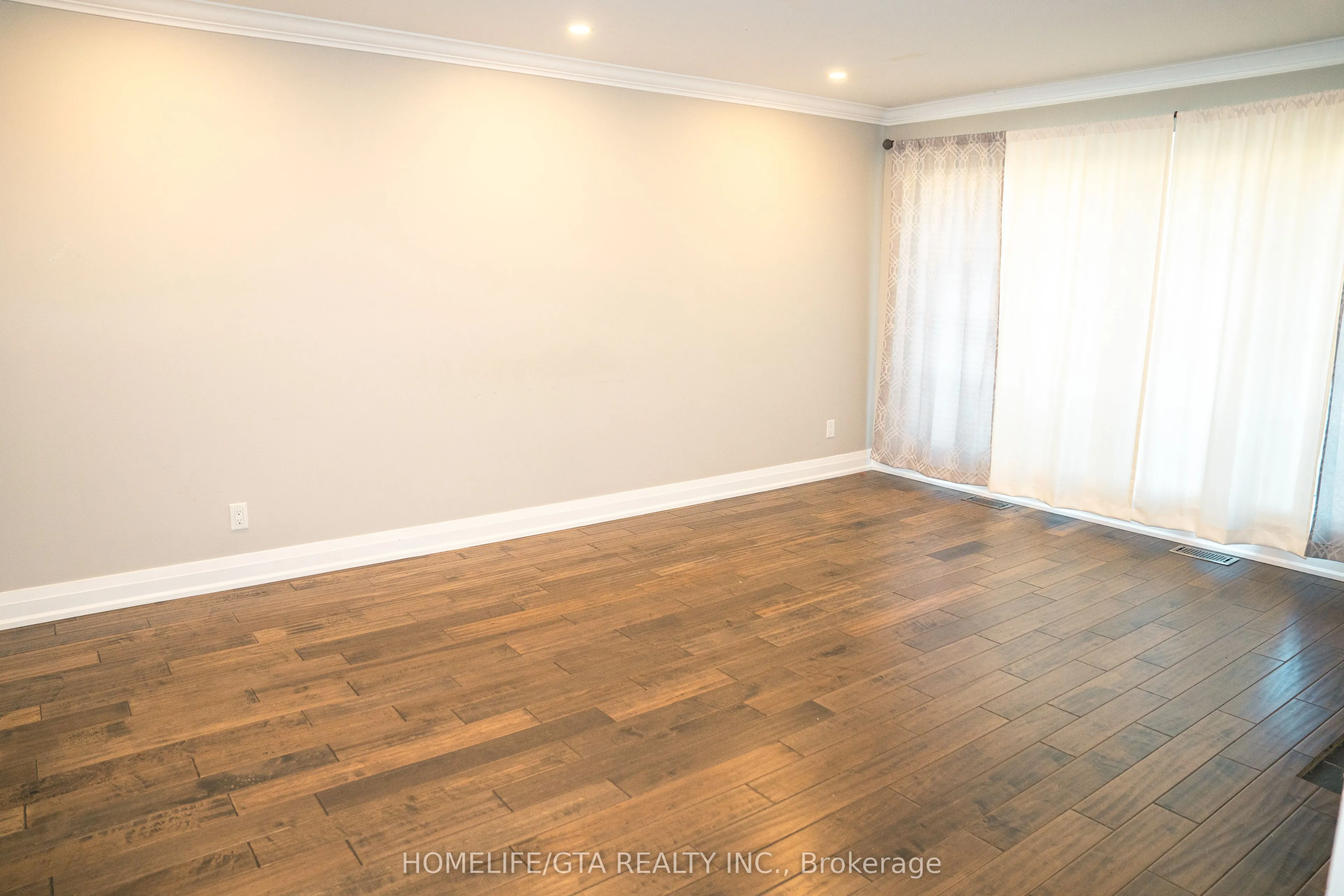 445 Rossland Road W