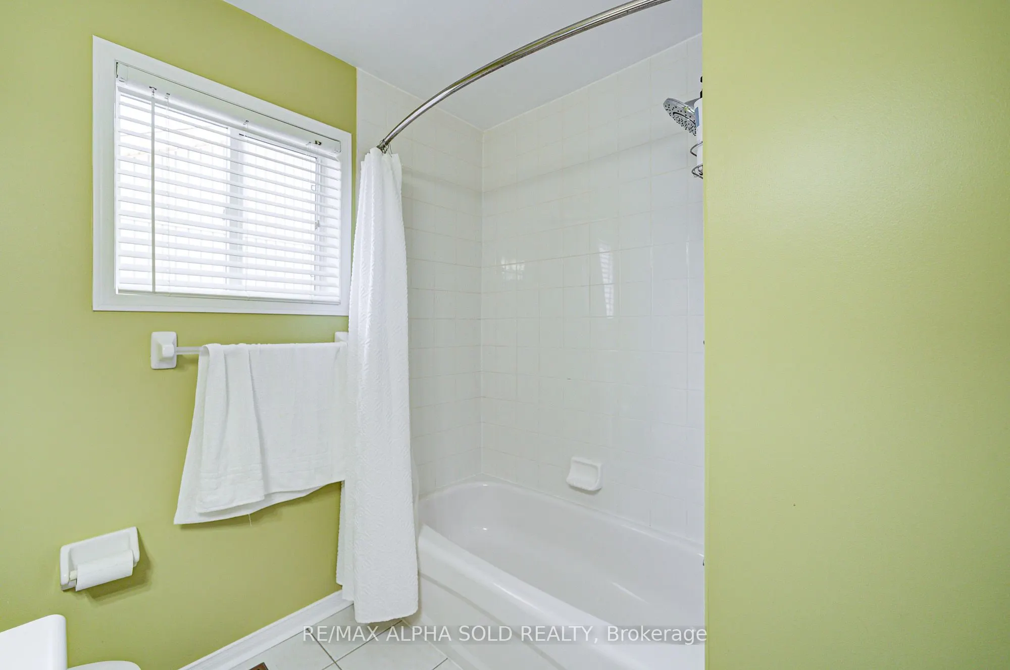 1184 Ashgrove Crescent