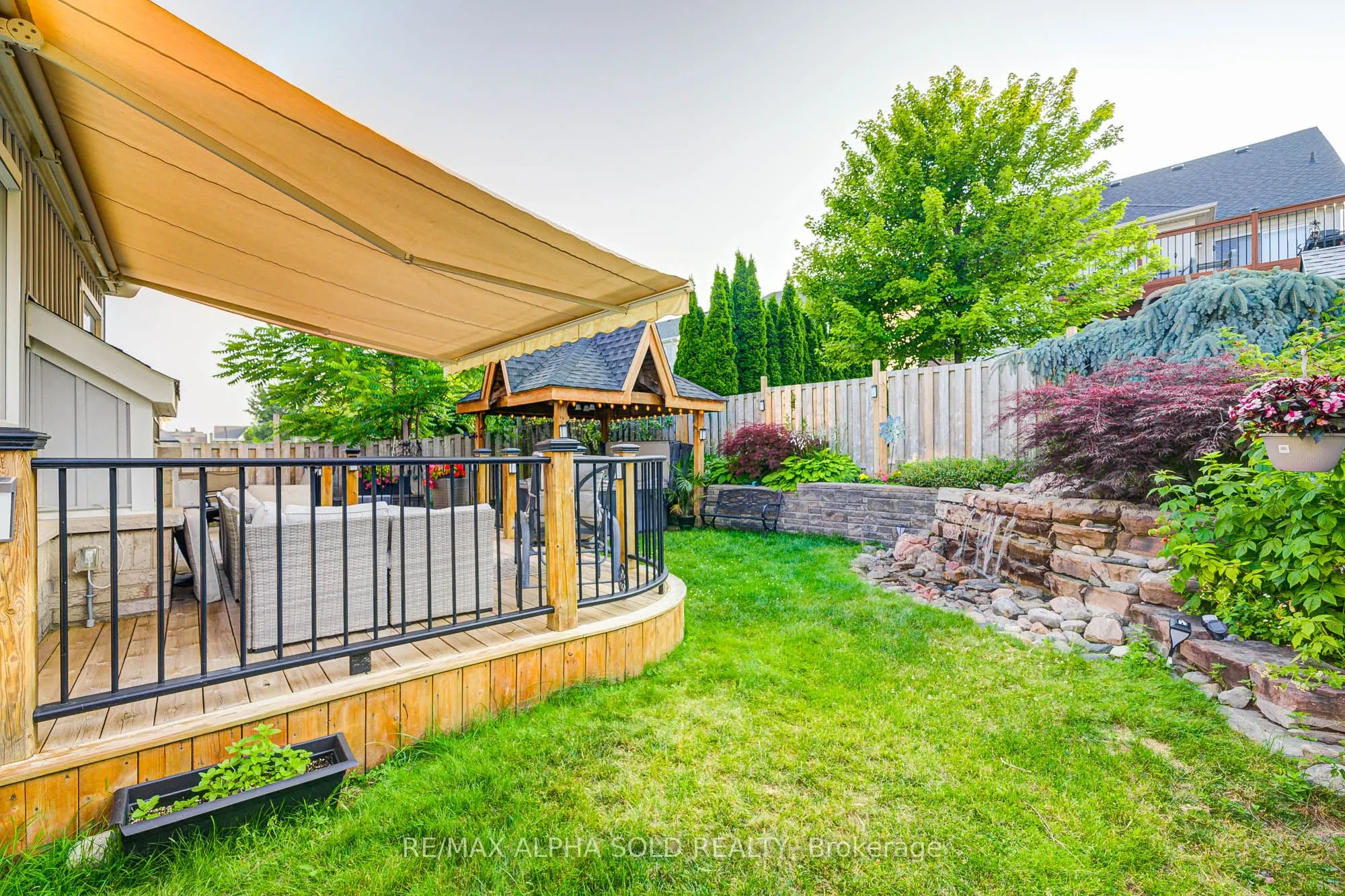 1184 Ashgrove Crescent