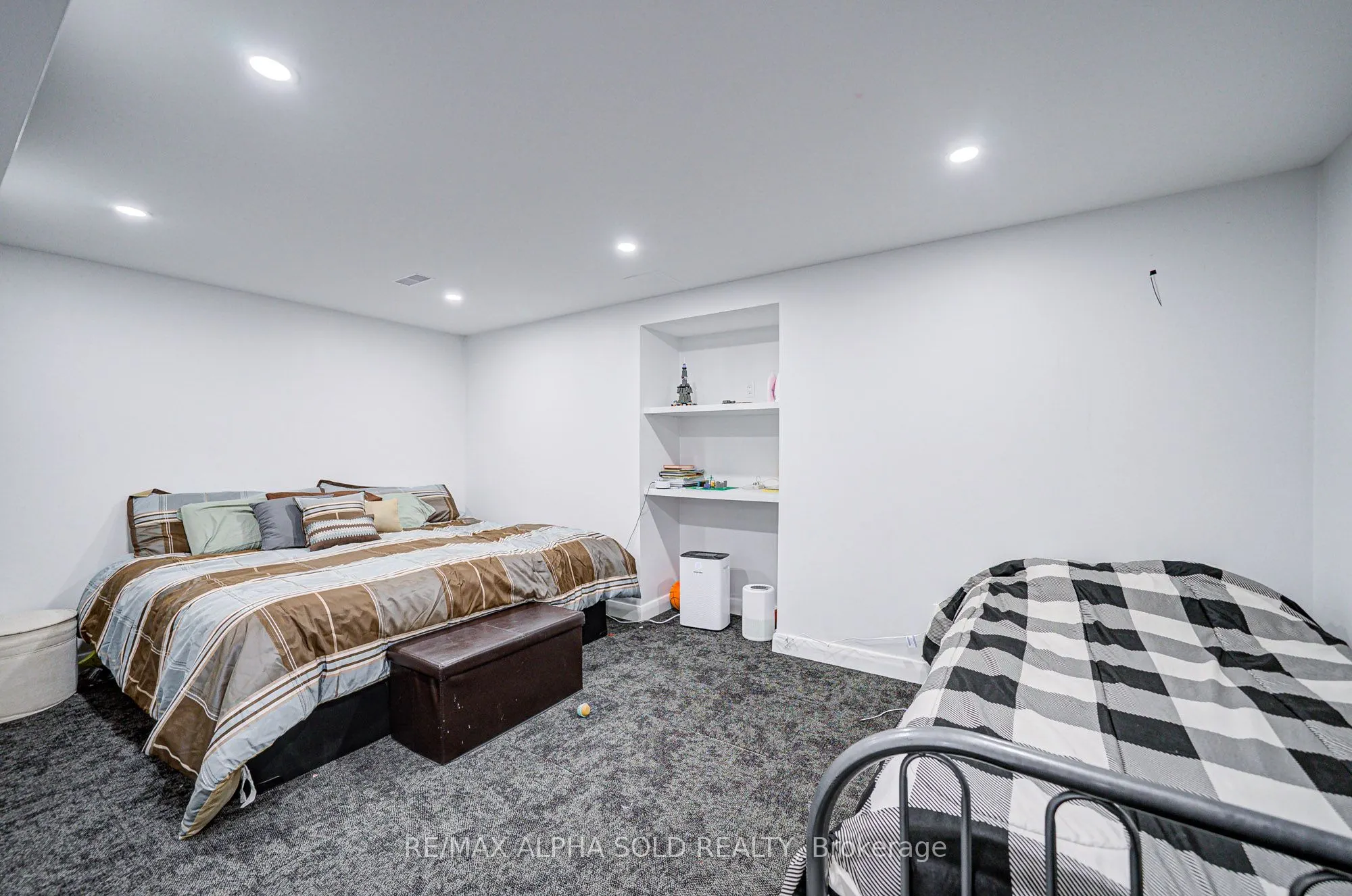 1184 Ashgrove Crescent